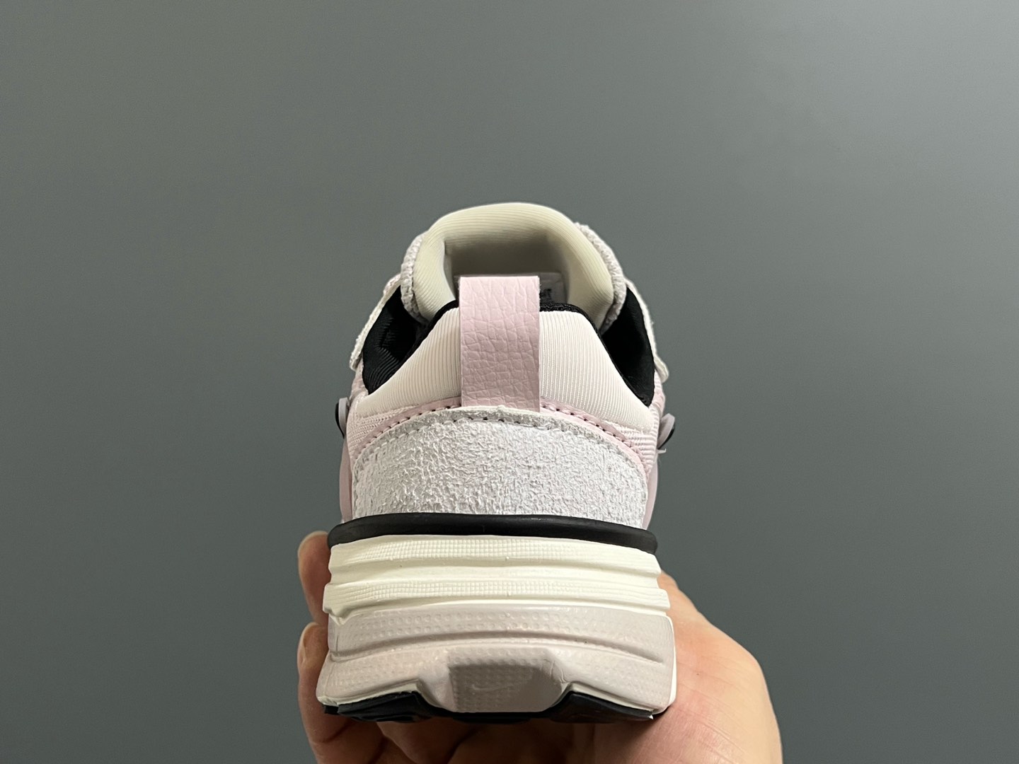 图片[7]-NK 新款V2K鞋带扣儿童老爹鞋 尺码：26-35码 经典V2K老爹款式🆕 上脚超酷🆒 优质皮料拼接，质感满满‼️ 橡胶耐磨防滑大底，脚感超赞👍🏻 鞋带扣设计，穿脱超方便✌🏻-选品中心