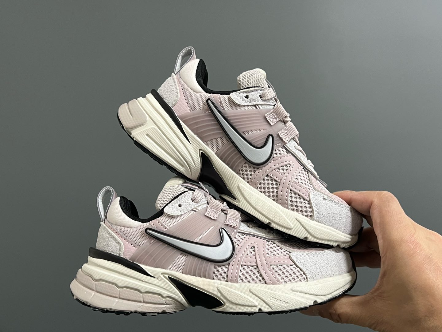 图片[9]-NK 新款V2K鞋带扣儿童老爹鞋 尺码：26-35码 经典V2K老爹款式🆕 上脚超酷🆒 优质皮料拼接，质感满满‼️ 橡胶耐磨防滑大底，脚感超赞👍🏻 鞋带扣设计，穿脱超方便✌🏻-选品中心