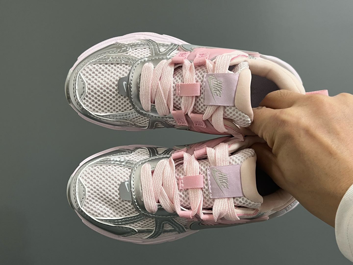 新工厂 NK V2K鞋带扣儿童老爹鞋26-35码 经典V2K老爹款式🆕 优质皮料拼接，质感满满‼️ 橡胶耐磨防滑大底，脚感超赞👍🏻 鞋带扣设计，穿脱超方便✌🏻-选品中心