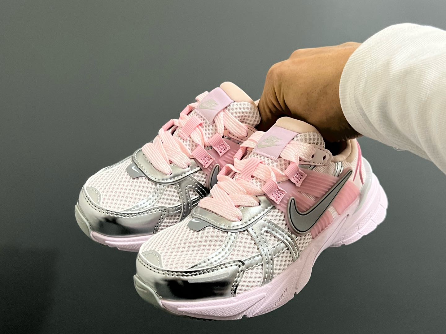 图片[2]-新工厂 NK V2K鞋带扣儿童老爹鞋26-35码 经典V2K老爹款式🆕 优质皮料拼接，质感满满‼️ 橡胶耐磨防滑大底，脚感超赞👍🏻 鞋带扣设计，穿脱超方便✌🏻-选品中心