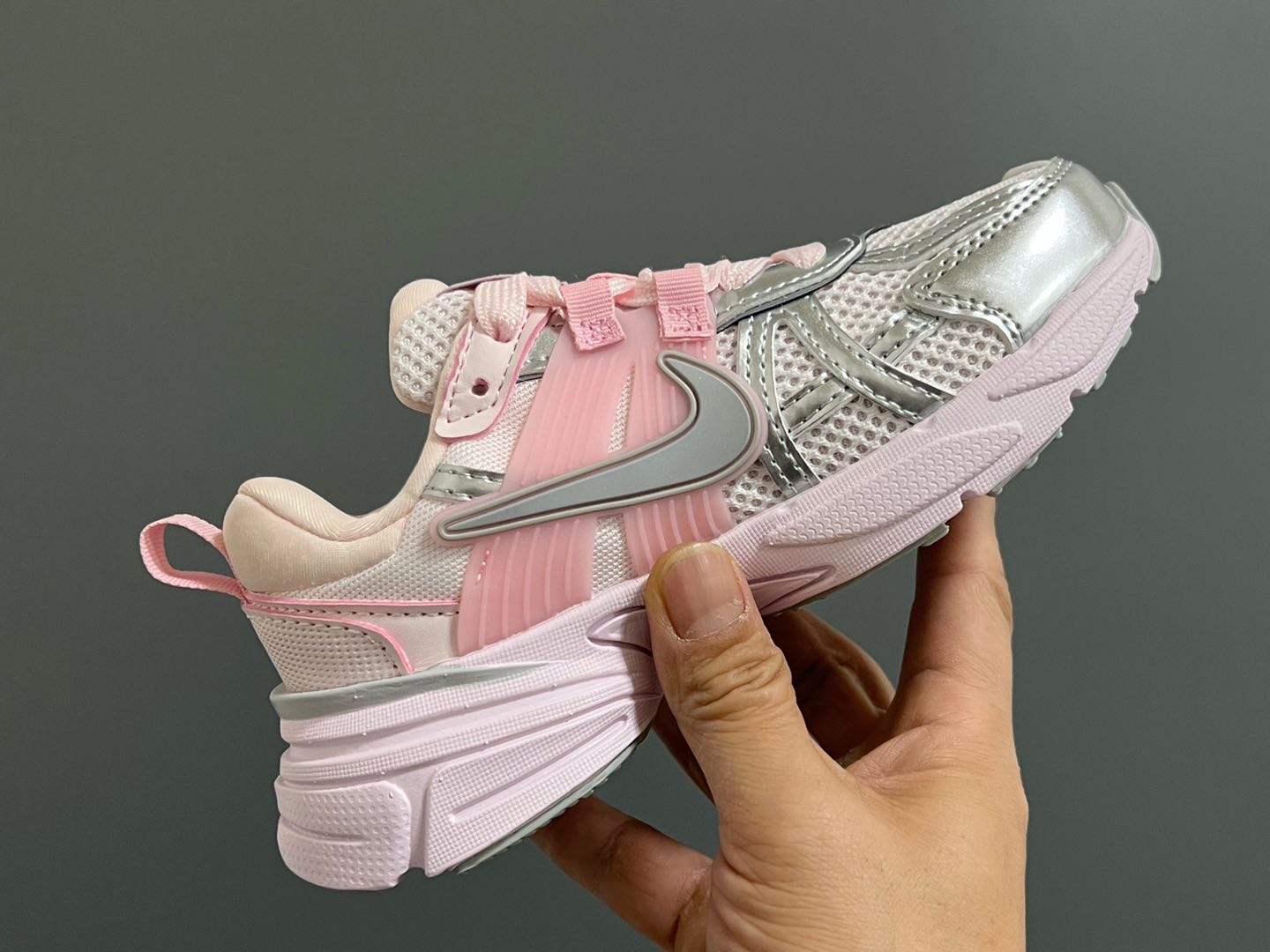 图片[7]-新工厂 NK V2K鞋带扣儿童老爹鞋26-35码 经典V2K老爹款式🆕 优质皮料拼接，质感满满‼️ 橡胶耐磨防滑大底，脚感超赞👍🏻 鞋带扣设计，穿脱超方便✌🏻-选品中心