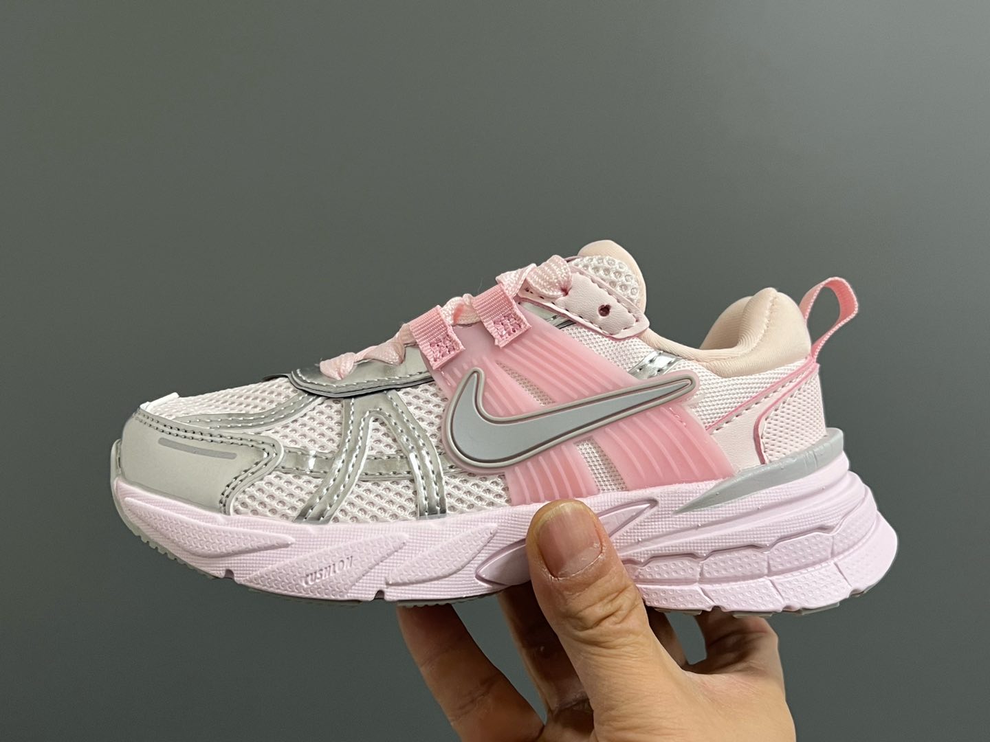 图片[4]-新工厂 NK V2K鞋带扣儿童老爹鞋26-35码 经典V2K老爹款式🆕 优质皮料拼接，质感满满‼️ 橡胶耐磨防滑大底，脚感超赞👍🏻 鞋带扣设计，穿脱超方便✌🏻-选品中心