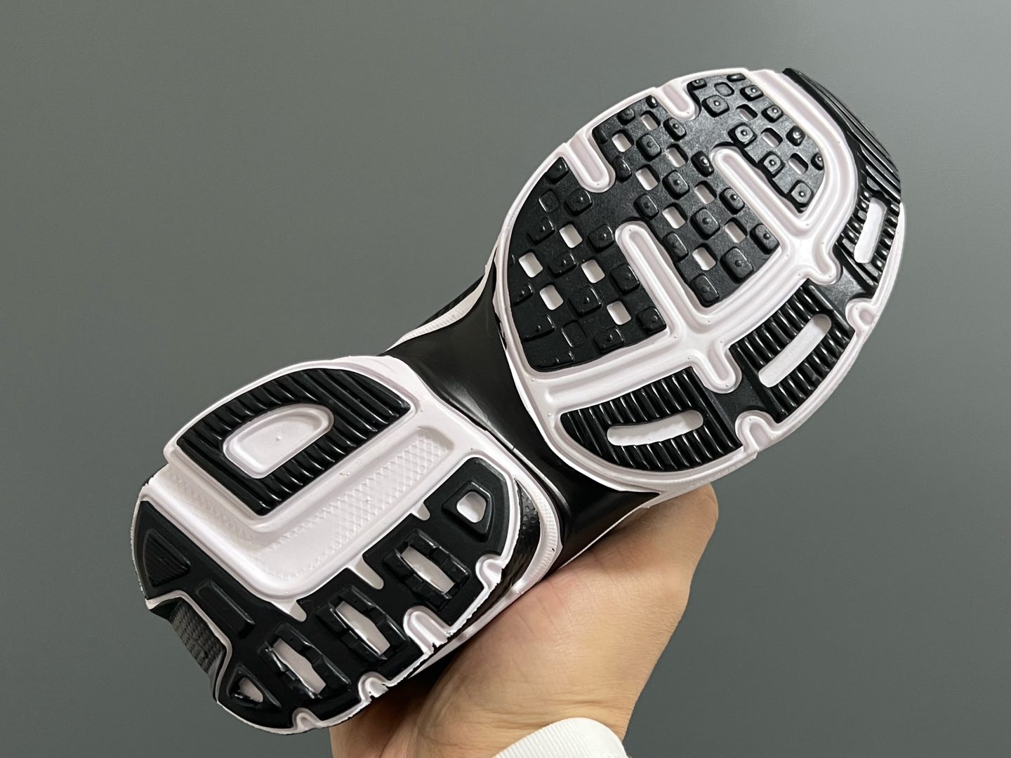 图片[5]-NK 新款V2K鞋带扣儿童老爹鞋 尺码：26-35码 经典V2K老爹款式🆕 上脚超酷🆒 优质皮料拼接，质感满满‼️ 橡胶耐磨防滑大底，脚感超赞👍🏻 鞋带扣设计，穿脱超方便✌🏻-选品中心