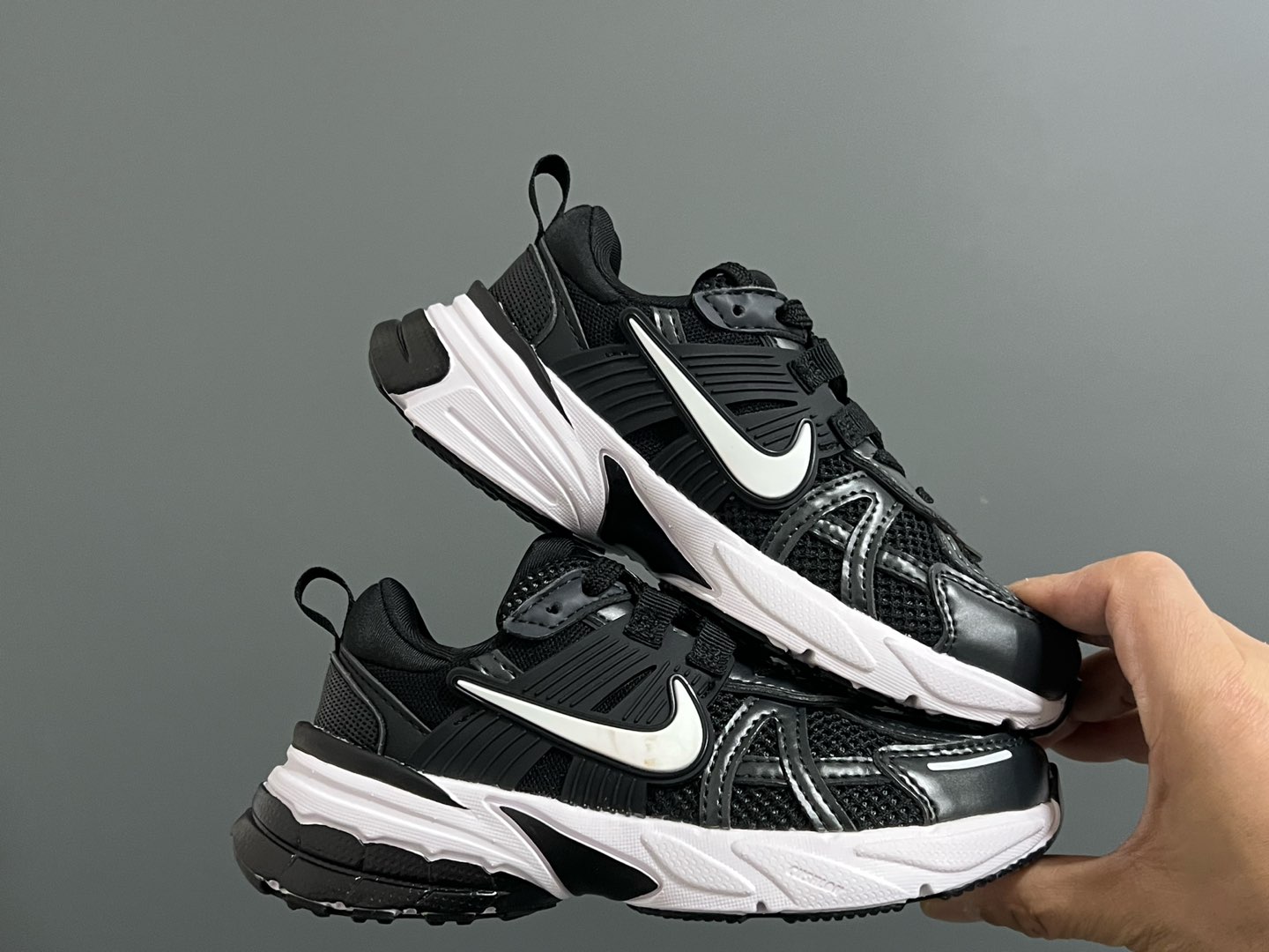 图片[9]-NK 新款V2K鞋带扣儿童老爹鞋 尺码：26-35码 经典V2K老爹款式🆕 上脚超酷🆒 优质皮料拼接，质感满满‼️ 橡胶耐磨防滑大底，脚感超赞👍🏻 鞋带扣设计，穿脱超方便✌🏻-选品中心