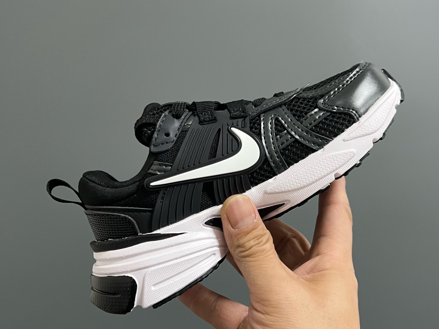 图片[6]-NK 新款V2K鞋带扣儿童老爹鞋 尺码：26-35码 经典V2K老爹款式🆕 上脚超酷🆒 优质皮料拼接，质感满满‼️ 橡胶耐磨防滑大底，脚感超赞👍🏻 鞋带扣设计，穿脱超方便✌🏻-选品中心