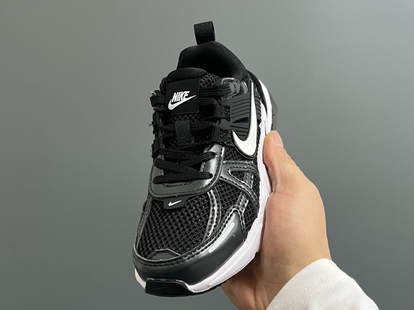 图片[3]-NK 新款V2K鞋带扣儿童老爹鞋 尺码：26-35码 经典V2K老爹款式🆕 上脚超酷🆒 优质皮料拼接，质感满满‼️ 橡胶耐磨防滑大底，脚感超赞👍🏻 鞋带扣设计，穿脱超方便✌🏻-选品中心