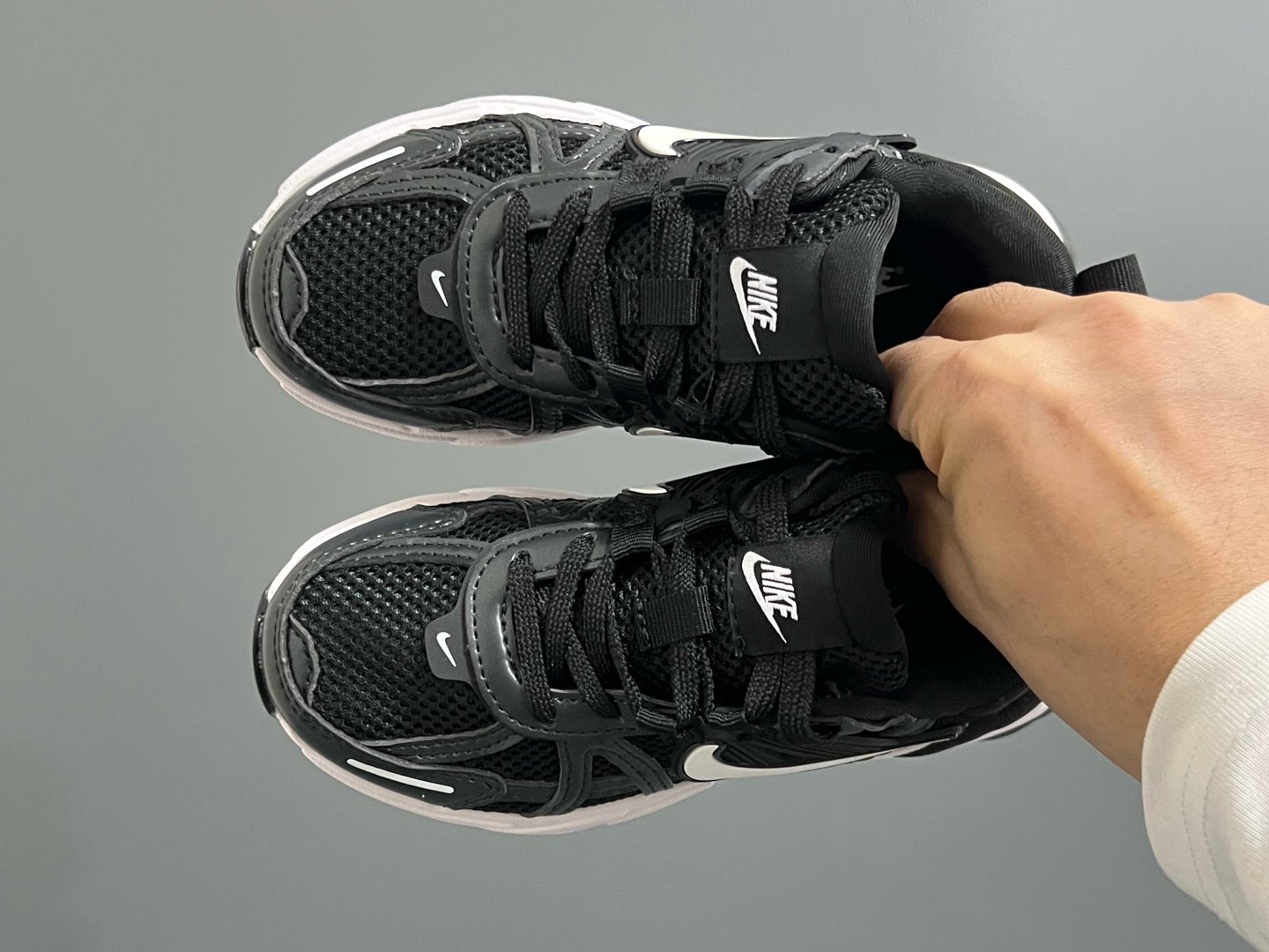 NK 新款V2K鞋带扣儿童老爹鞋 尺码：26-35码 经典V2K老爹款式🆕 上脚超酷🆒 优质皮料拼接，质感满满‼️ 橡胶耐磨防滑大底，脚感超赞👍🏻 鞋带扣设计，穿脱超方便✌🏻-选品中心