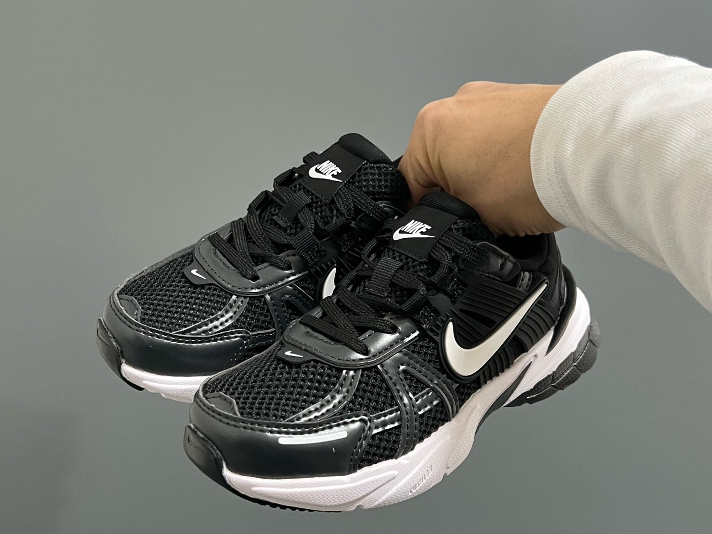 图片[2]-NK 新款V2K鞋带扣儿童老爹鞋 尺码：26-35码 经典V2K老爹款式🆕 上脚超酷🆒 优质皮料拼接，质感满满‼️ 橡胶耐磨防滑大底，脚感超赞👍🏻 鞋带扣设计，穿脱超方便✌🏻-选品中心