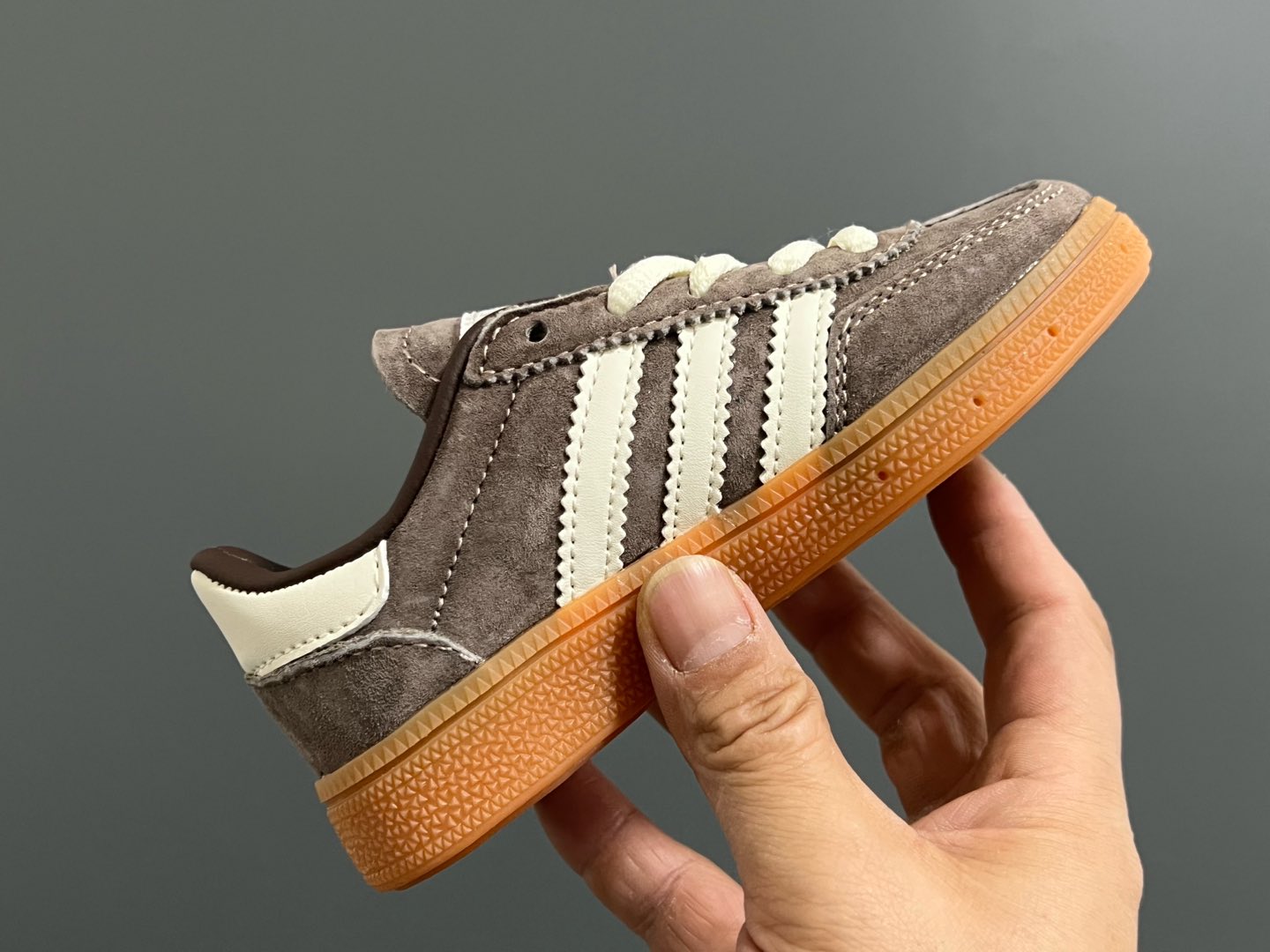 图片[6]-AD德训三代新款handball spezial儿童手球鞋休闲鞋 尺码：24-37码 超百搭的新款德训🆕 优质猪八革面料，质感满分💯 橡胶耐磨防滑大底，脚感超赞👍🏻 额外附赠一对鞋带扣，穿脱更加方便✌🏻-选品中心