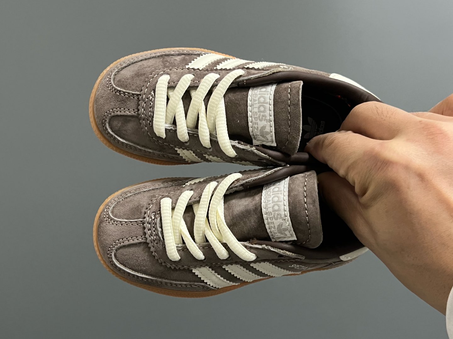 AD德训三代新款handball spezial儿童手球鞋休闲鞋 尺码：24-37码 超百搭的新款德训🆕 优质猪八革面料，质感满分💯 橡胶耐磨防滑大底，脚感超赞👍🏻 额外附赠一对鞋带扣，穿脱更加方便✌🏻-选品中心