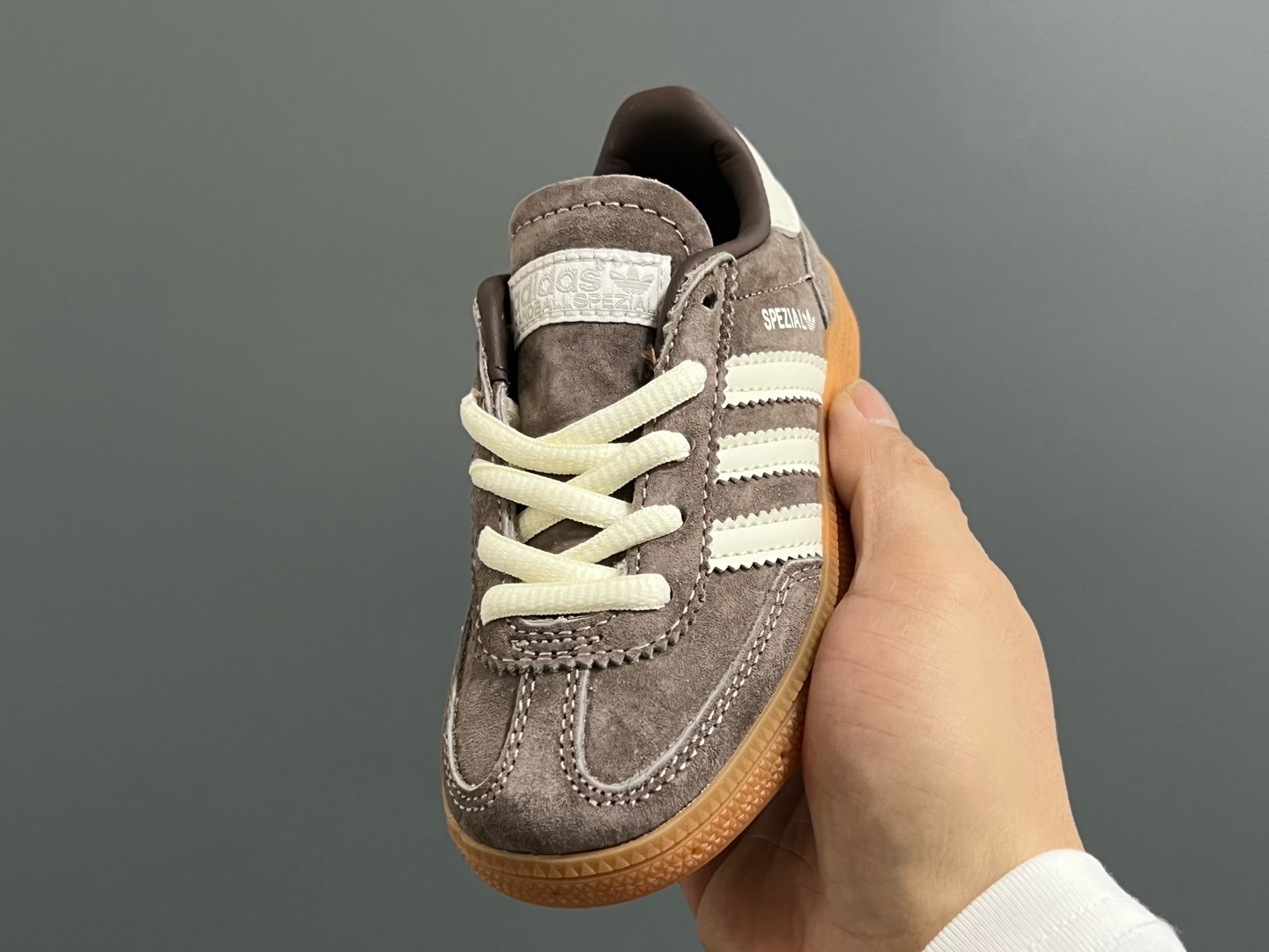 图片[3]-AD德训三代新款handball spezial儿童手球鞋休闲鞋 尺码：24-37码 超百搭的新款德训🆕 优质猪八革面料，质感满分💯 橡胶耐磨防滑大底，脚感超赞👍🏻 额外附赠一对鞋带扣，穿脱更加方便✌🏻-选品中心