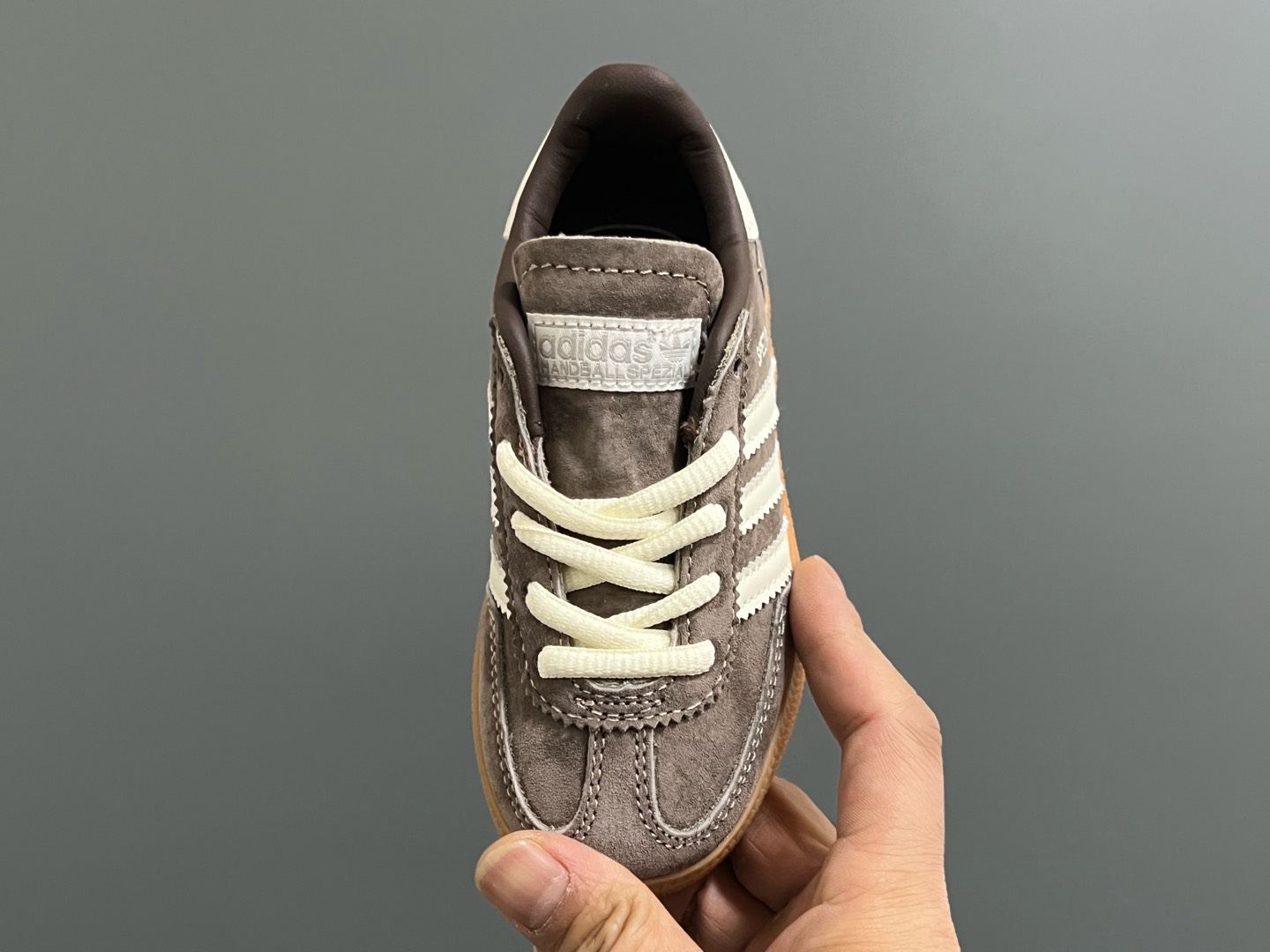 图片[8]-AD德训三代新款handball spezial儿童手球鞋休闲鞋 尺码：24-37码 超百搭的新款德训🆕 优质猪八革面料，质感满分💯 橡胶耐磨防滑大底，脚感超赞👍🏻 额外附赠一对鞋带扣，穿脱更加方便✌🏻-选品中心