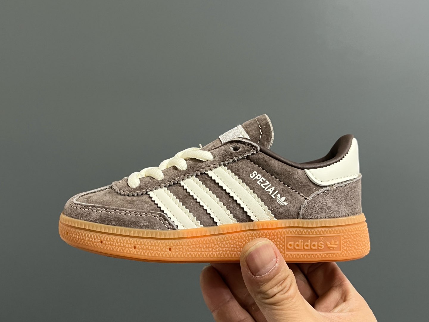 图片[4]-AD德训三代新款handball spezial儿童手球鞋休闲鞋 尺码：24-37码 超百搭的新款德训🆕 优质猪八革面料，质感满分💯 橡胶耐磨防滑大底，脚感超赞👍🏻 额外附赠一对鞋带扣，穿脱更加方便✌🏻-选品中心