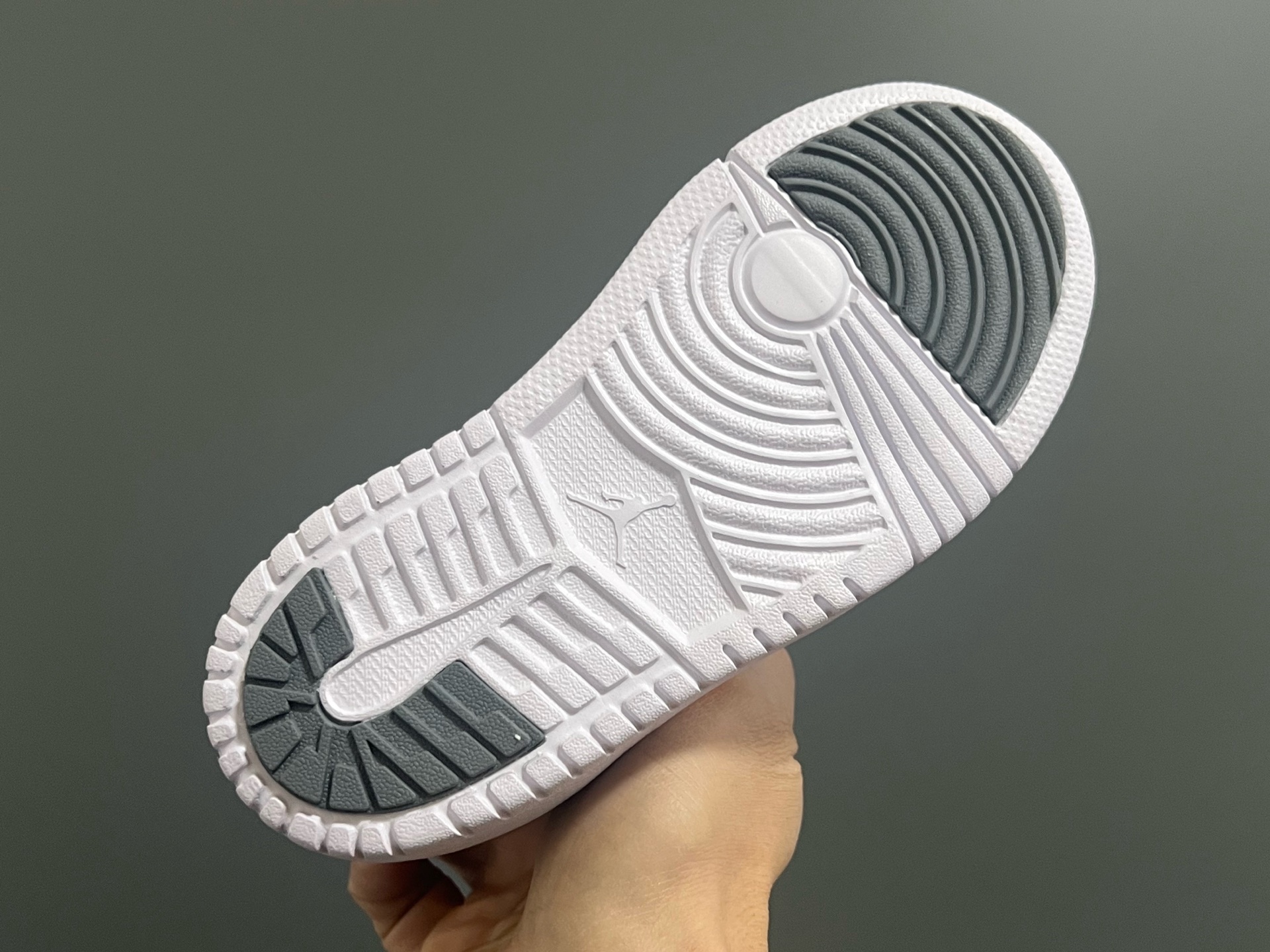 图片[5]-乔一新配色中帮魔术贴松紧带儿童运动鞋 尺码：24-37码 经典乔一中帮🆕 新配色超百搭🆒 优质皮料拼接，质感满分💯 魔术贴➕松紧带设计，穿脱方便✌🏻-选品中心