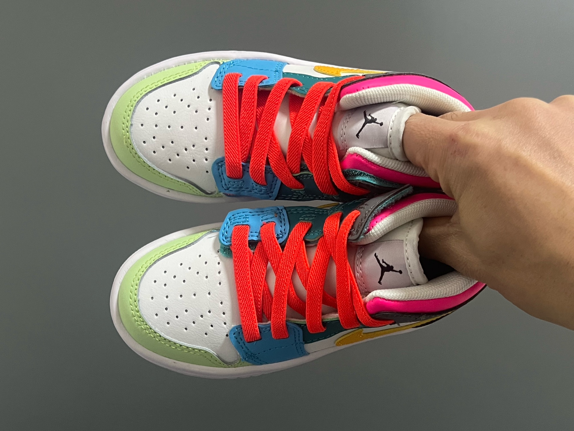 乔一新配色中帮魔术贴松紧带儿童运动鞋 尺码：24-37码 经典乔一中帮🆕 新配色超百搭🆒 优质皮料拼接，质感满分💯 魔术贴➕松紧带设计，穿脱方便✌🏻-选品中心