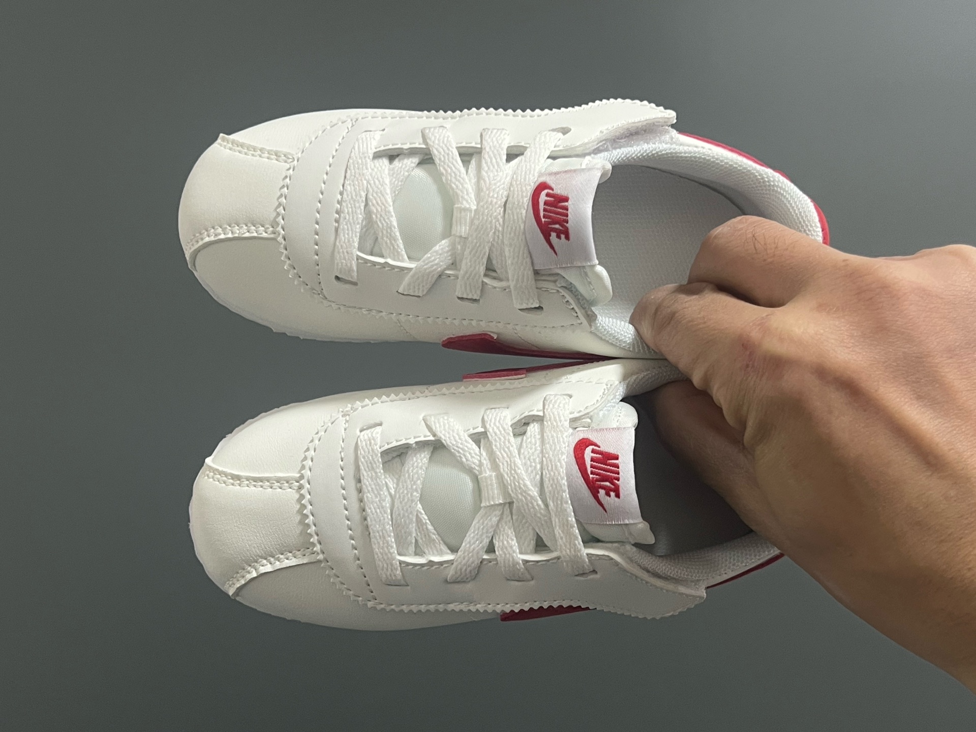 阿甘经典魔术贴大小童儿童运动鞋 尺码：22-37码 经典阿甘子弹头系列🆕 优质皮料，质感满满💯 大小童匠心打造❤️ 魔术贴设计，穿脱超方便✌🏻-选品中心