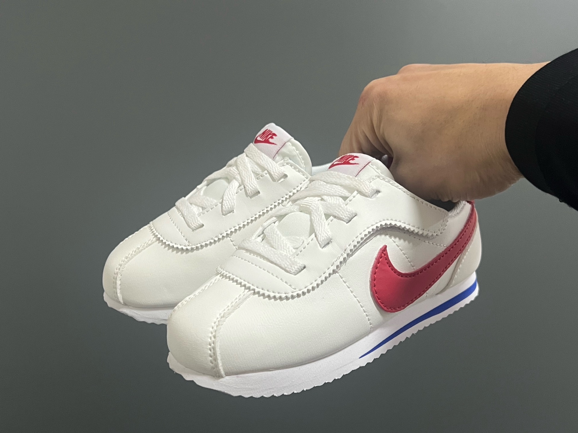 阿甘经典魔术贴大小童儿童运动鞋 尺码：22-37码 经典阿甘子弹头系列🆕 优质皮料，质感满满💯 大小童匠心打造❤️ 魔术贴设计，穿脱超方便✌🏻-选品中心