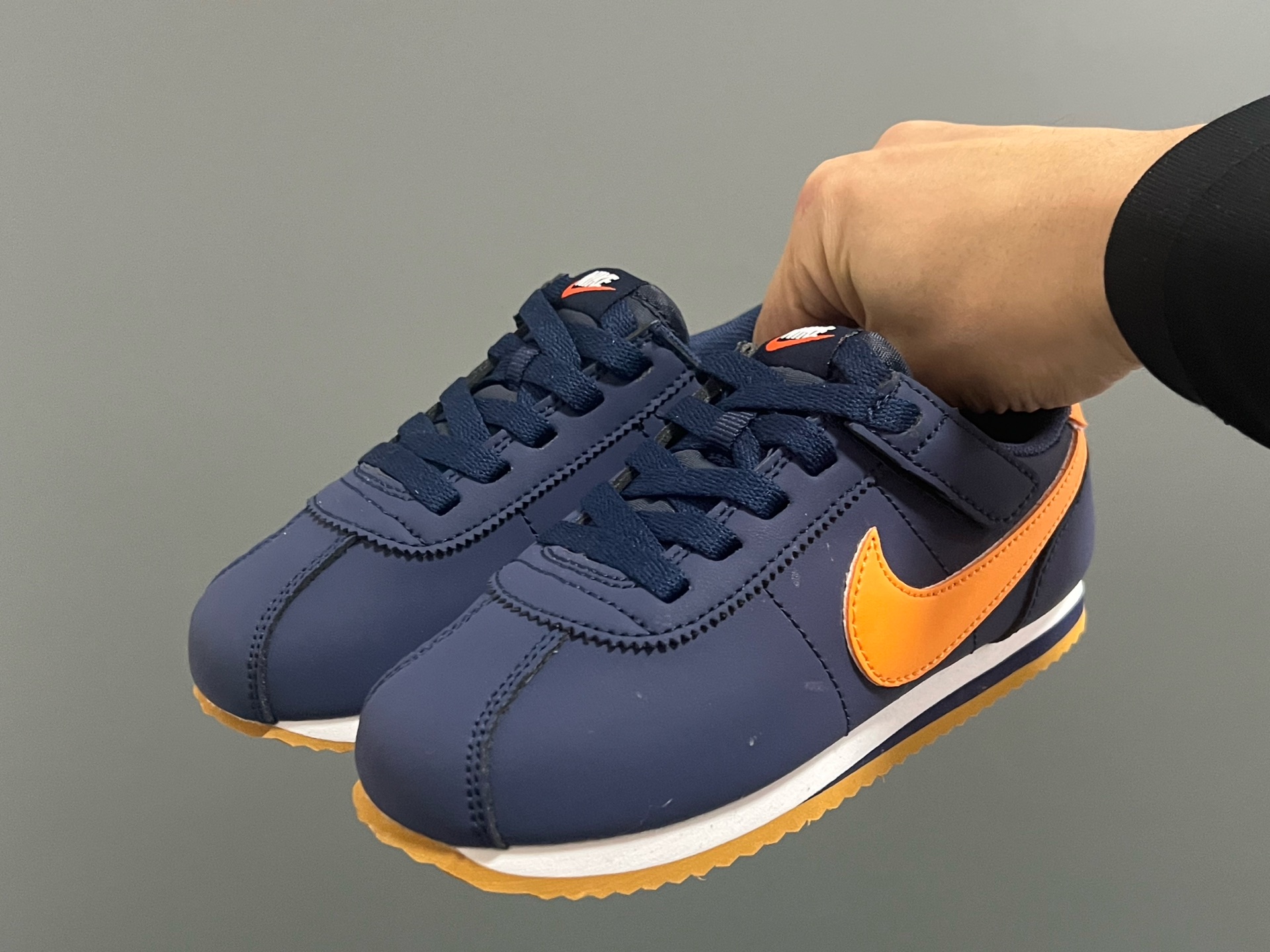 阿甘经典魔术贴大小童儿童运动鞋 尺码：22-37码 经典阿甘子弹头系列🆕 优质皮料，质感满满💯 大小童匠心打造❤️ 魔术贴设计，穿脱超方便✌🏻-选品中心