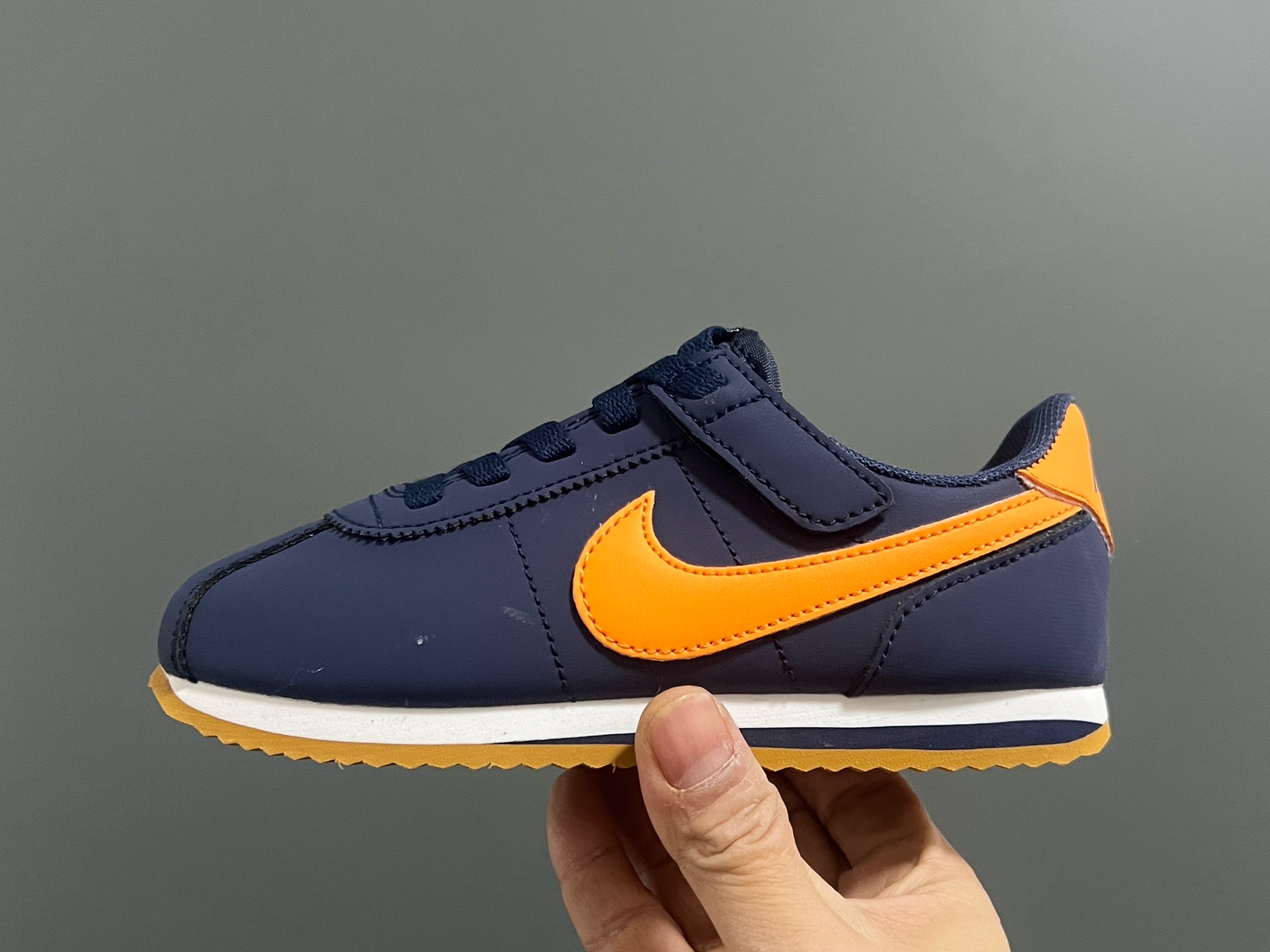 图片[4]-阿甘经典魔术贴大小童儿童运动鞋 尺码：22-37码 经典阿甘子弹头系列🆕 优质皮料，质感满满💯 大小童匠心打造❤️ 魔术贴设计，穿脱超方便✌🏻-选品中心