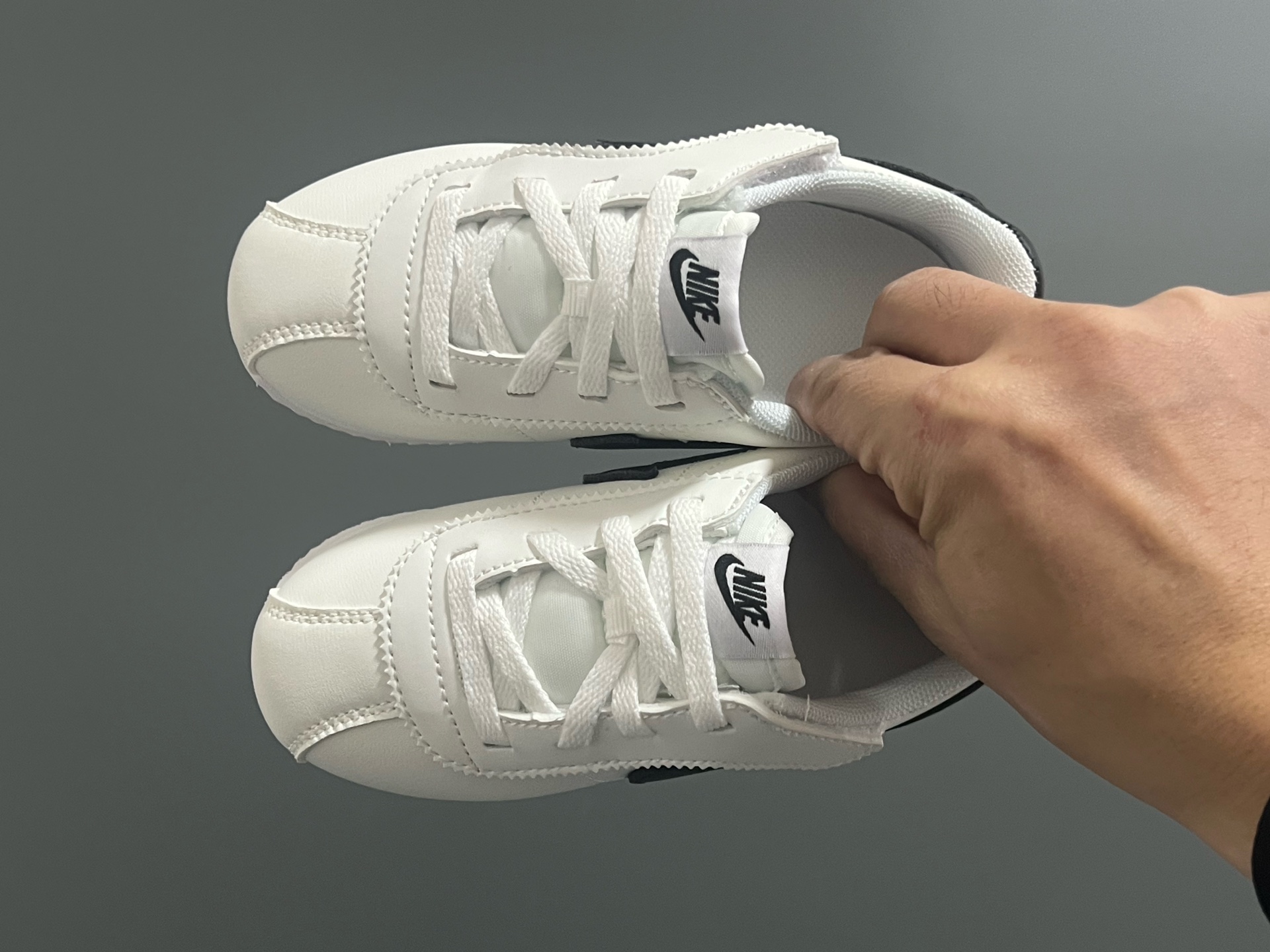 阿甘经典魔术贴大小童儿童运动鞋 尺码：22-37码 经典阿甘子弹头系列🆕 优质皮料，质感满满💯 大小童匠心打造❤️ 魔术贴设计，穿脱超方便✌🏻-选品中心