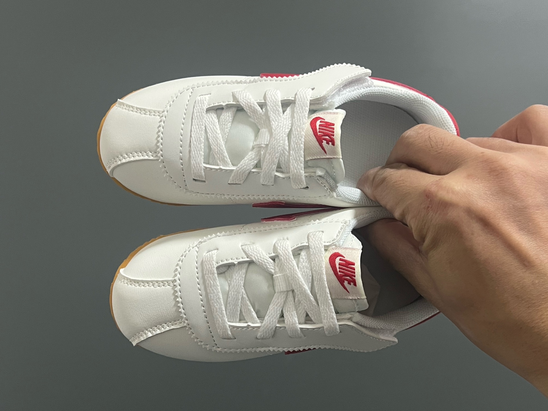 阿甘经典魔术贴大小童儿童运动鞋 尺码：22-37码 经典阿甘子弹头系列🆕 优质皮料，质感满满💯 大小童匠心打造❤️ 魔术贴设计，穿脱超方便✌🏻-选品中心