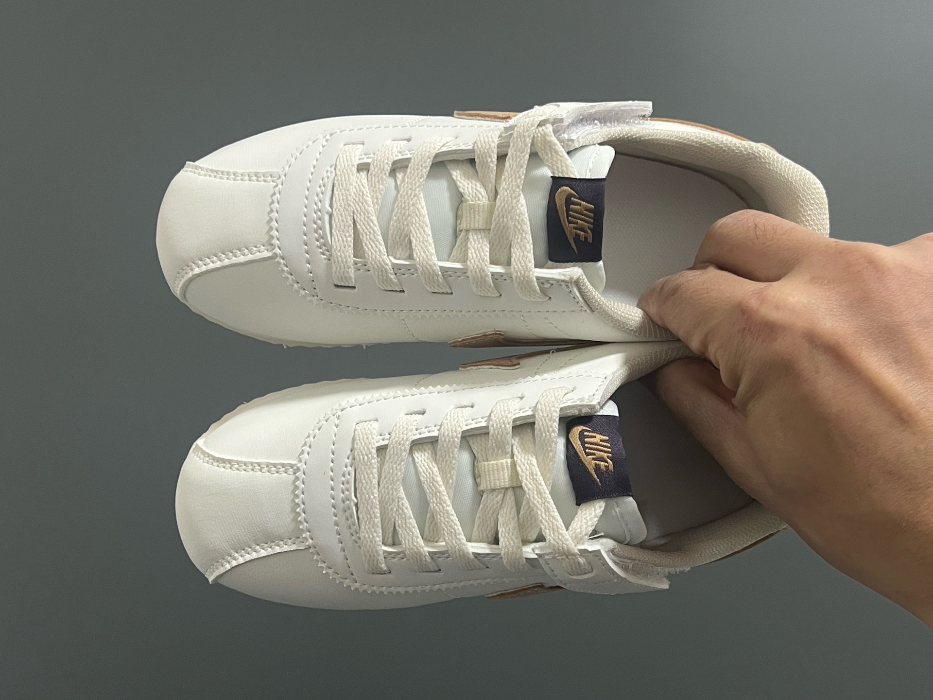 阿甘经典魔术贴大小童儿童运动鞋 尺码：22-37码 经典阿甘子弹头系列🆕 优质皮料，质感满满💯 大小童匠心打造❤️ 魔术贴设计，穿脱超方便✌🏻-选品中心