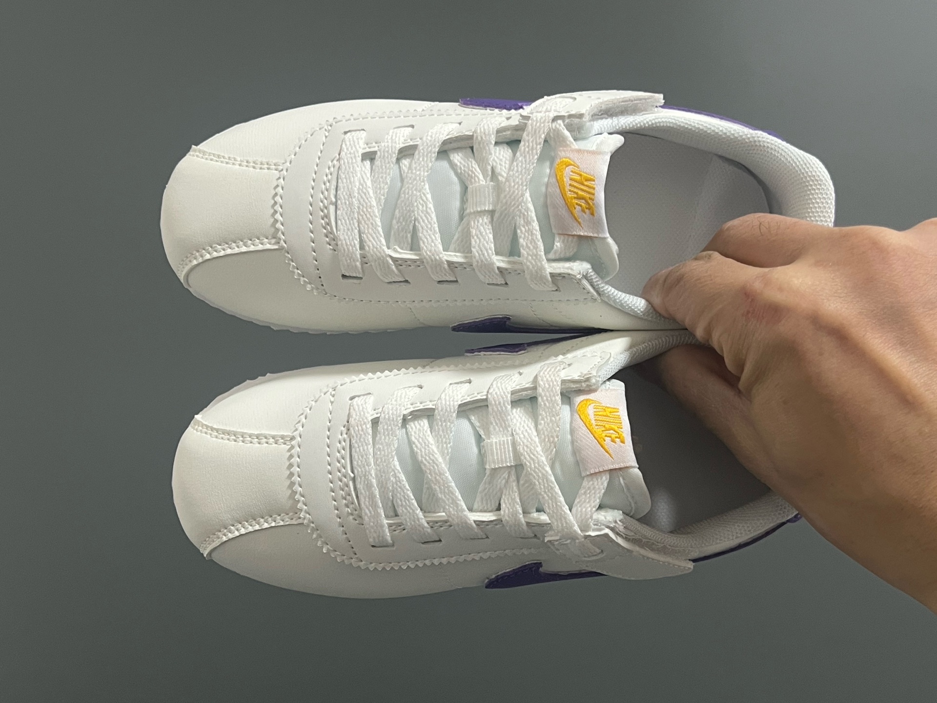 阿甘经典魔术贴大小童儿童运动鞋 尺码：22-37码 经典阿甘子弹头系列🆕 优质皮料，质感满满💯 大小童匠心打造❤️ 魔术贴设计，穿脱超方便✌🏻-选品中心