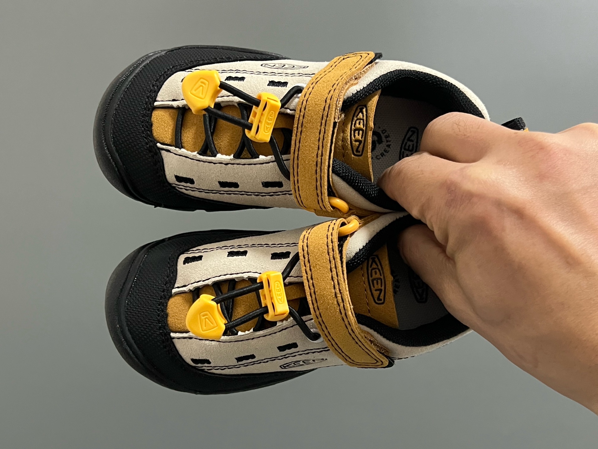 KEEN 新配色户外儿童登山鞋 尺码：24-37码 祖国版YYDS‼️ 新配色好好看😍 优质麂皮面料，轻微防水💧 魔术贴➕松紧带设计，穿脱方便✔️ 橡胶耐磨防滑大底，脚感超赞👍🏻-选品中心