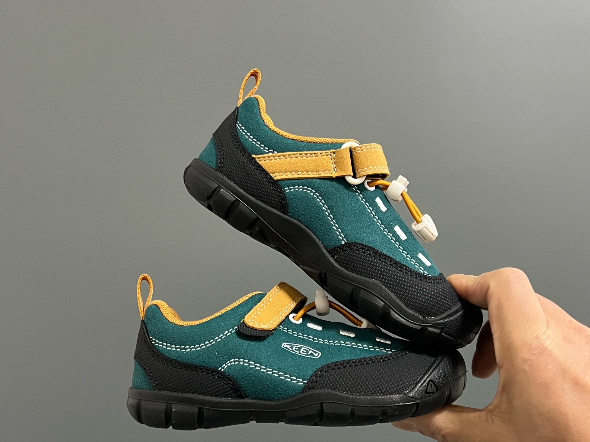 图片[9]-KEEN 新配色户外儿童登山鞋 尺码：24-37码 祖国版YYDS‼️ 新配色好好看😍 优质麂皮面料，轻微防水💧 魔术贴➕松紧带设计，穿脱方便✔️ 橡胶耐磨防滑大底，脚感超赞👍🏻-选品中心