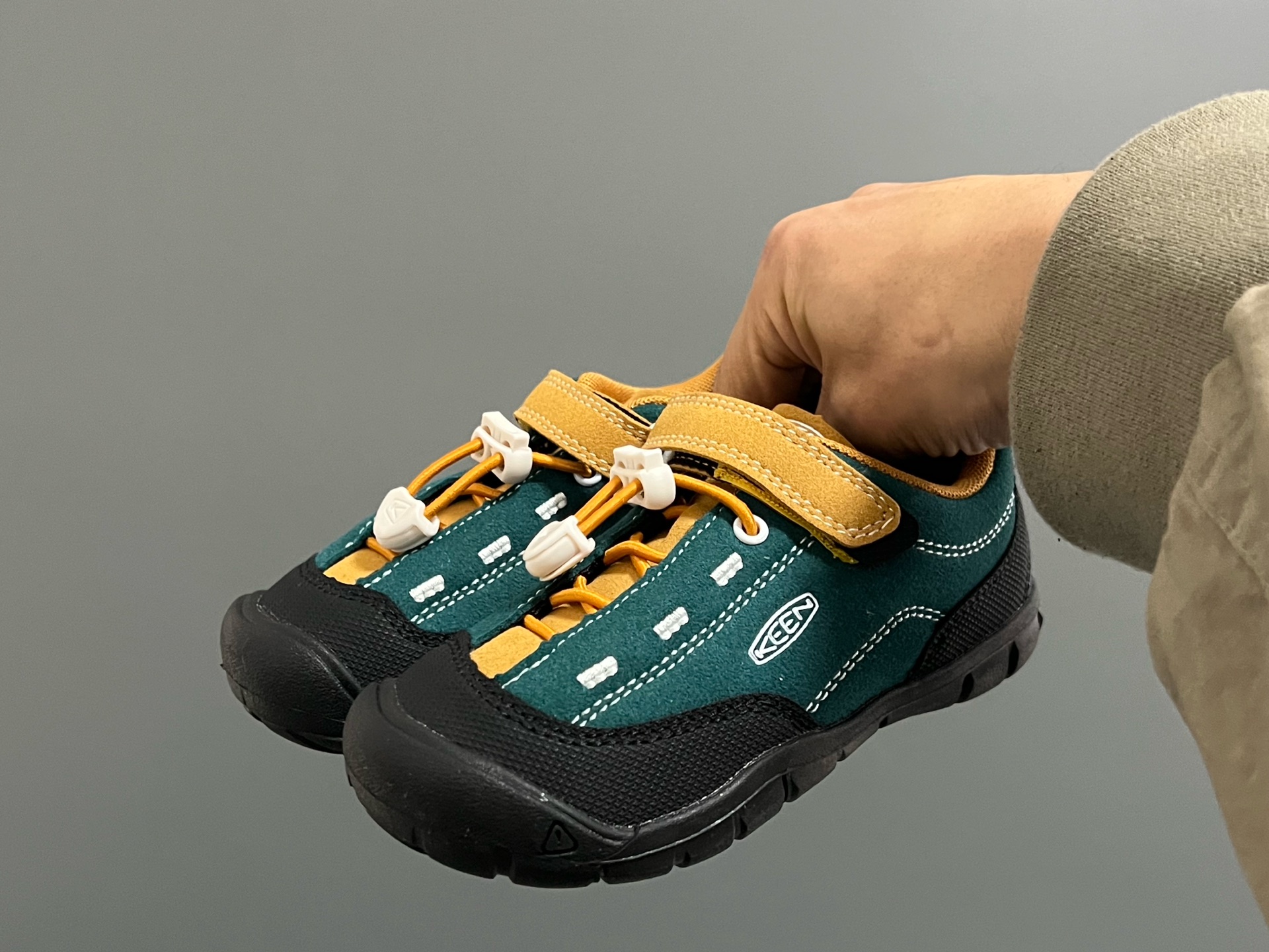 图片[2]-KEEN 新配色户外儿童登山鞋 尺码：24-37码 祖国版YYDS‼️ 新配色好好看😍 优质麂皮面料，轻微防水💧 魔术贴➕松紧带设计，穿脱方便✔️ 橡胶耐磨防滑大底，脚感超赞👍🏻-选品中心