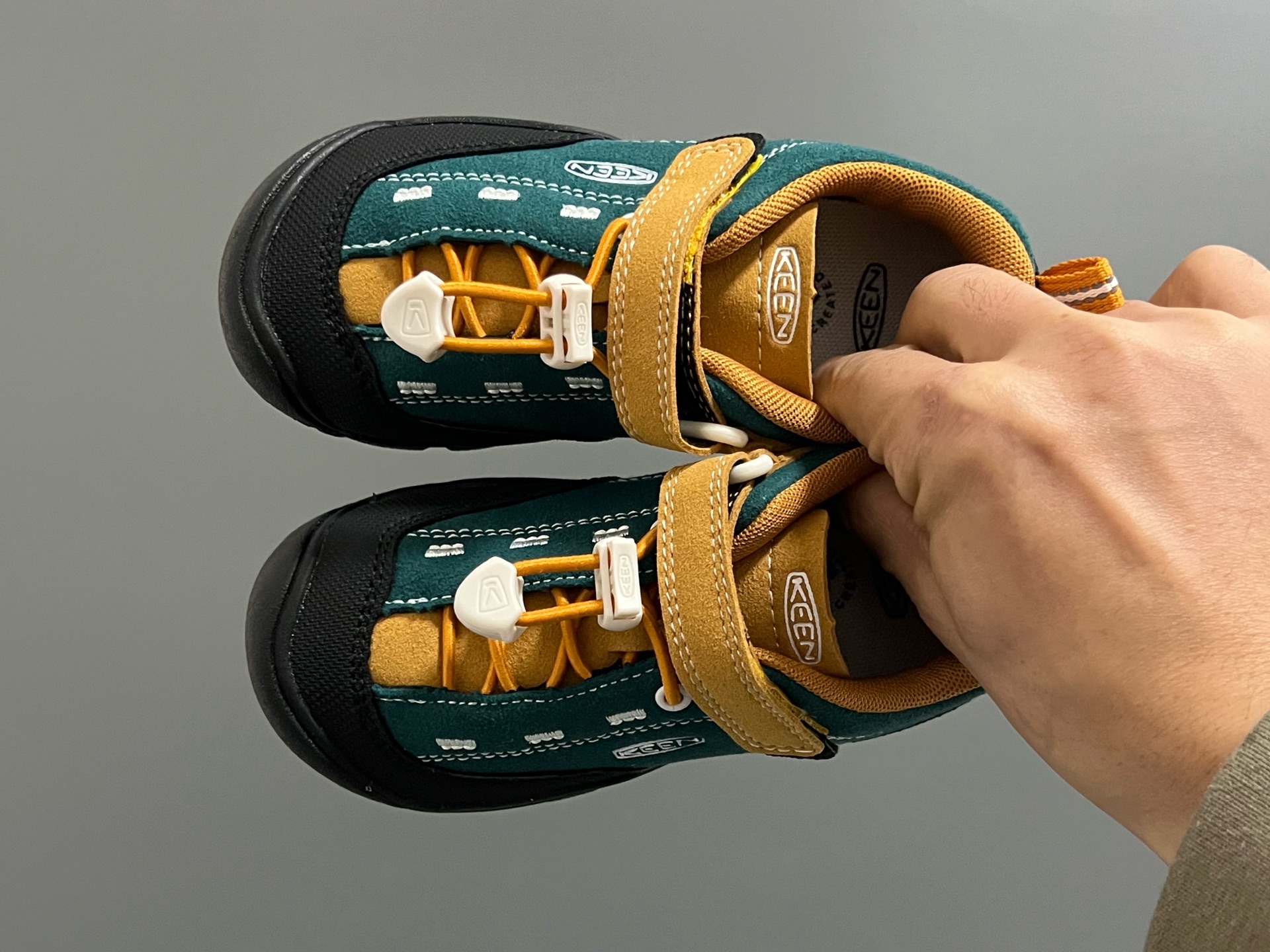 KEEN 新配色户外儿童登山鞋 尺码：24-37码 祖国版YYDS‼️ 新配色好好看😍 优质麂皮面料，轻微防水💧 魔术贴➕松紧带设计，穿脱方便✔️ 橡胶耐磨防滑大底，脚感超赞👍🏻-选品中心