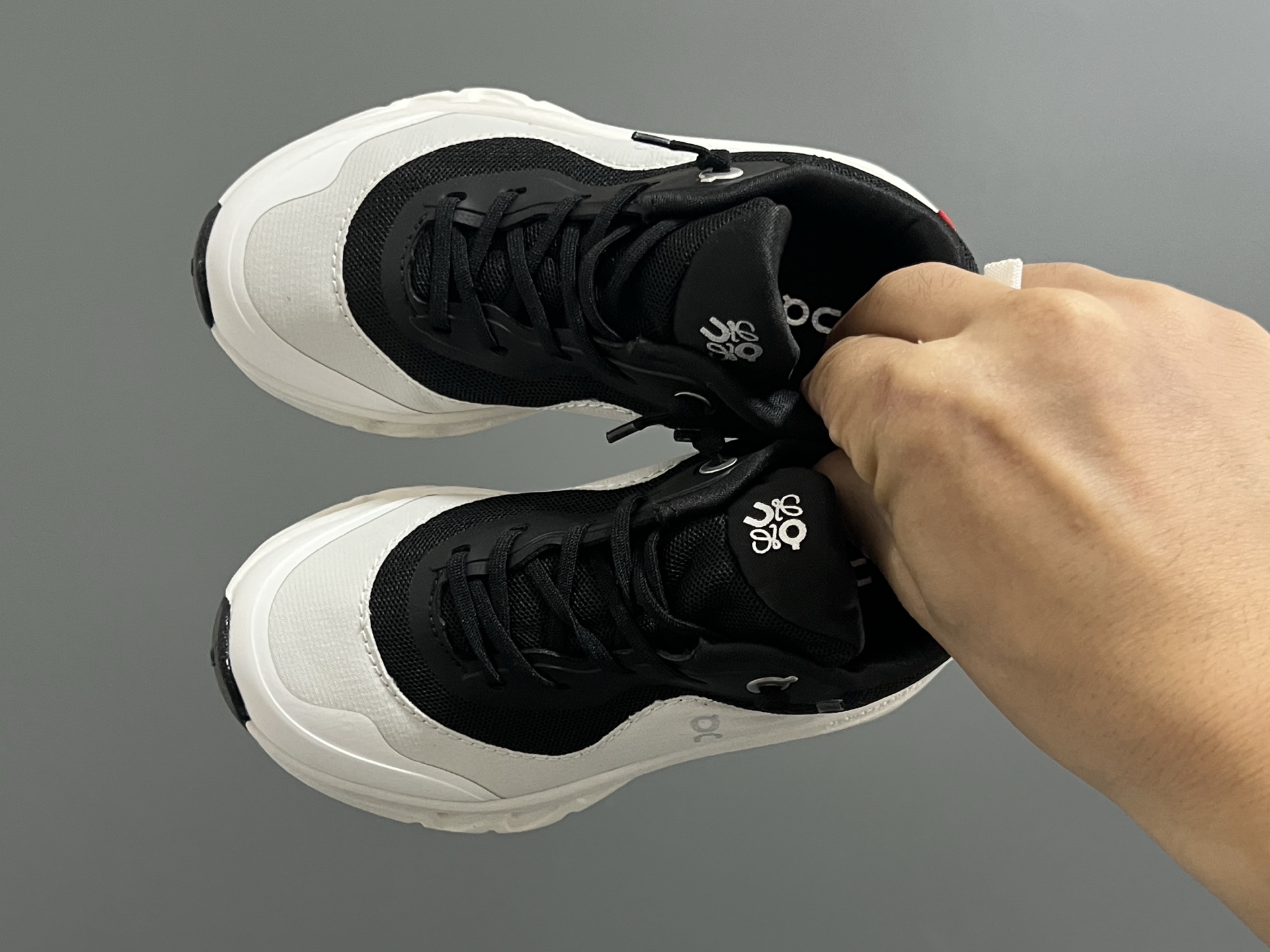 图片[2]-开学价‼️‼️‼️ 昂跑LOEWE X ON联名儿童松紧带运动鞋 尺码：28-37码 小众品牌昂跑系列🆕 罗意威潮牌联名，真的太心动了💓 独创的透气超轻大底，脚感超赞👍🏻 松紧带设计，穿脱超方便✌🏻-选品中心