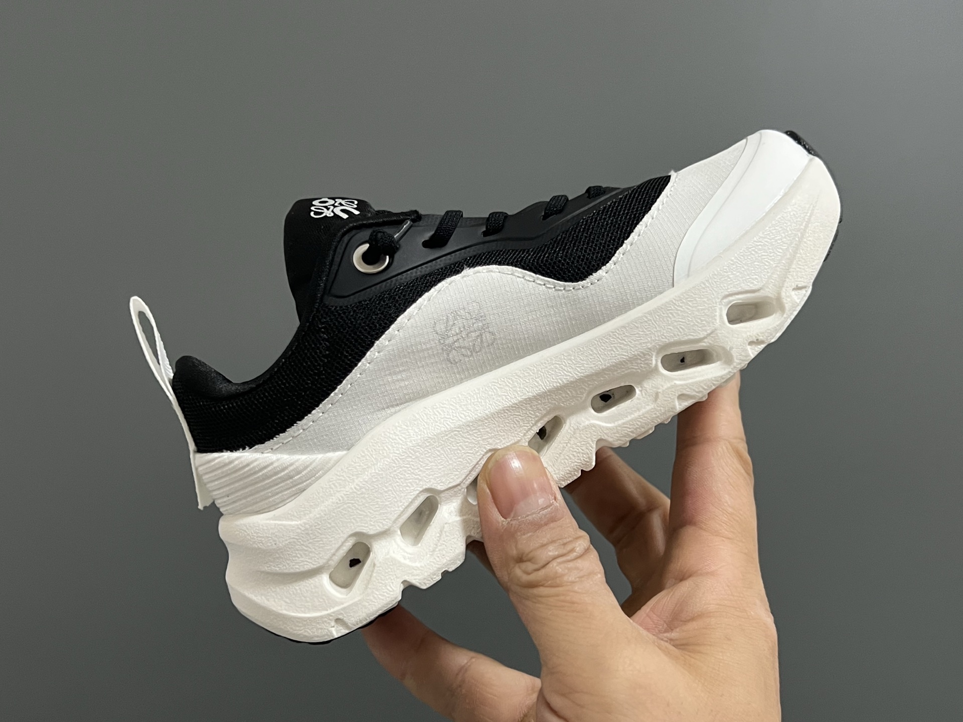 图片[7]-开学价‼️‼️‼️ 昂跑LOEWE X ON联名儿童松紧带运动鞋 尺码：28-37码 小众品牌昂跑系列🆕 罗意威潮牌联名，真的太心动了💓 独创的透气超轻大底，脚感超赞👍🏻 松紧带设计，穿脱超方便✌🏻-选品中心