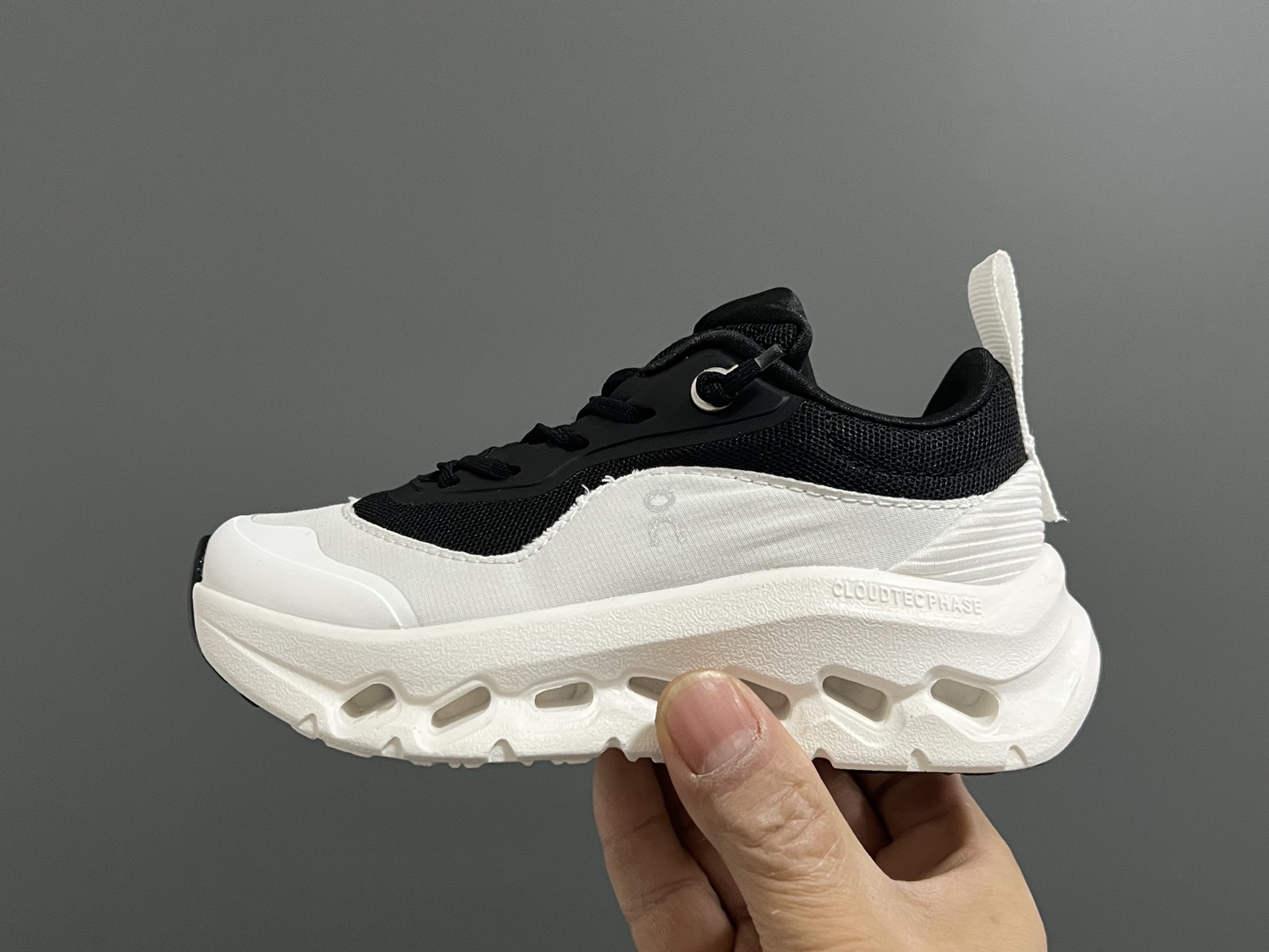 图片[4]-开学价‼️‼️‼️ 昂跑LOEWE X ON联名儿童松紧带运动鞋 尺码：28-37码 小众品牌昂跑系列🆕 罗意威潮牌联名，真的太心动了💓 独创的透气超轻大底，脚感超赞👍🏻 松紧带设计，穿脱超方便✌🏻-选品中心