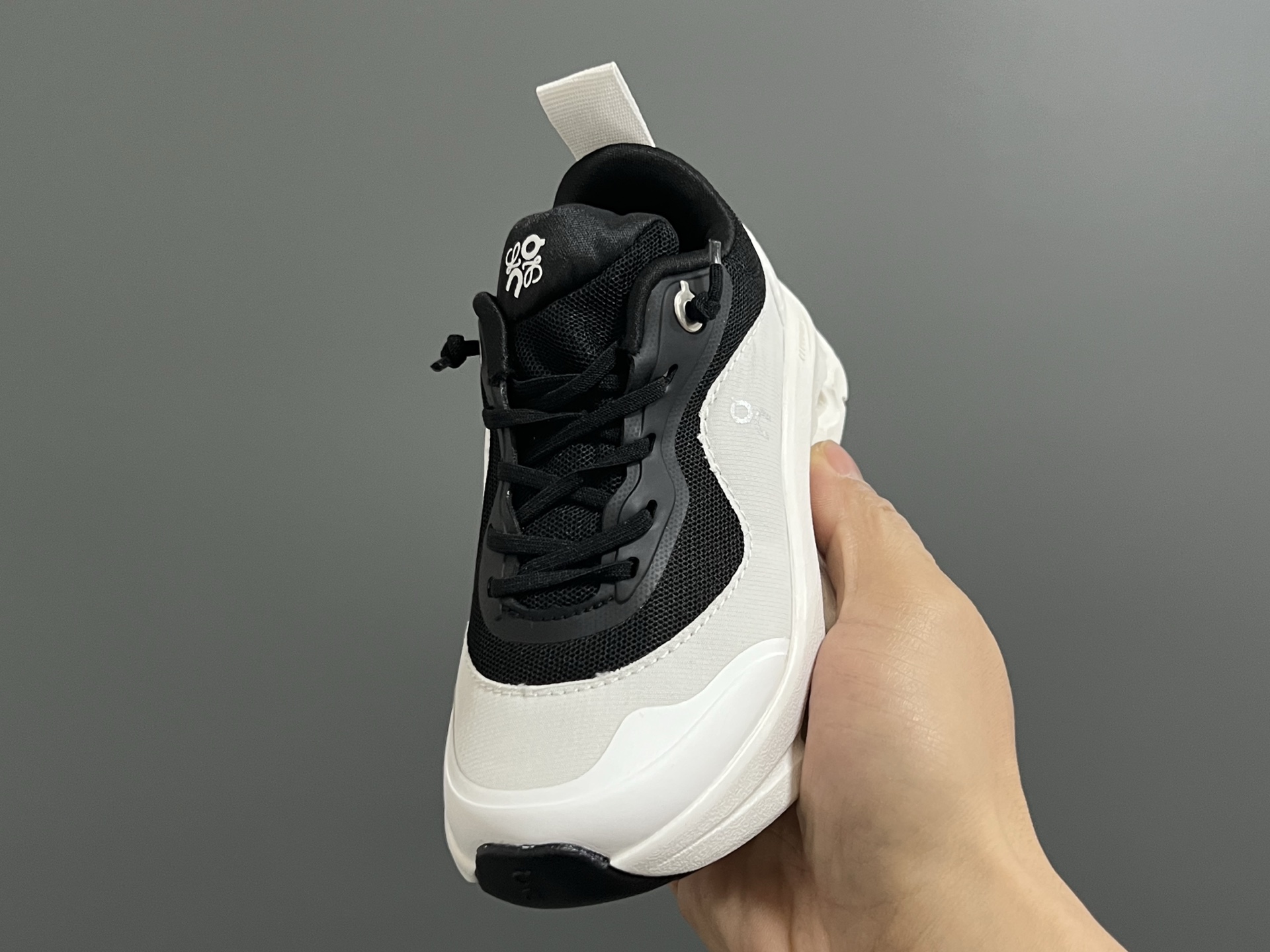 图片[3]-开学价‼️‼️‼️ 昂跑LOEWE X ON联名儿童松紧带运动鞋 尺码：28-37码 小众品牌昂跑系列🆕 罗意威潮牌联名，真的太心动了💓 独创的透气超轻大底，脚感超赞👍🏻 松紧带设计，穿脱超方便✌🏻-选品中心