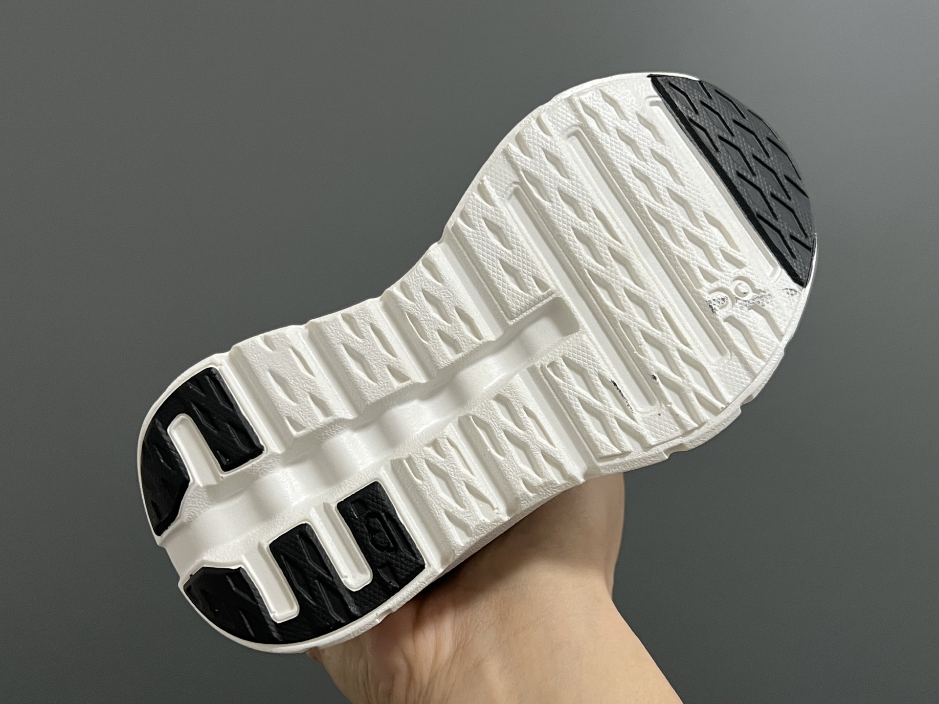 图片[5]-开学价‼️‼️‼️ 昂跑LOEWE X ON联名儿童松紧带运动鞋 尺码：28-37码 小众品牌昂跑系列🆕 罗意威潮牌联名，真的太心动了💓 独创的透气超轻大底，脚感超赞👍🏻 松紧带设计，穿脱超方便✌🏻-选品中心