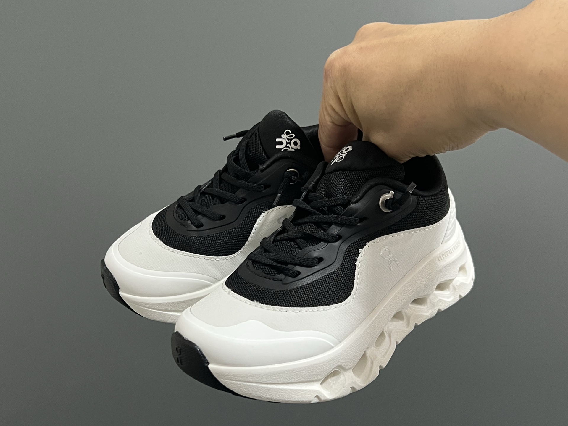 开学价‼️‼️‼️ 昂跑LOEWE X ON联名儿童松紧带运动鞋 尺码:28-37码 小众品牌昂跑系列🆕 罗意威潮牌联名,真的太心动了💓 独创的透气超轻大底,脚感超赞👍🏻 松紧带设计,穿脱超方便✌🏻-选品中心