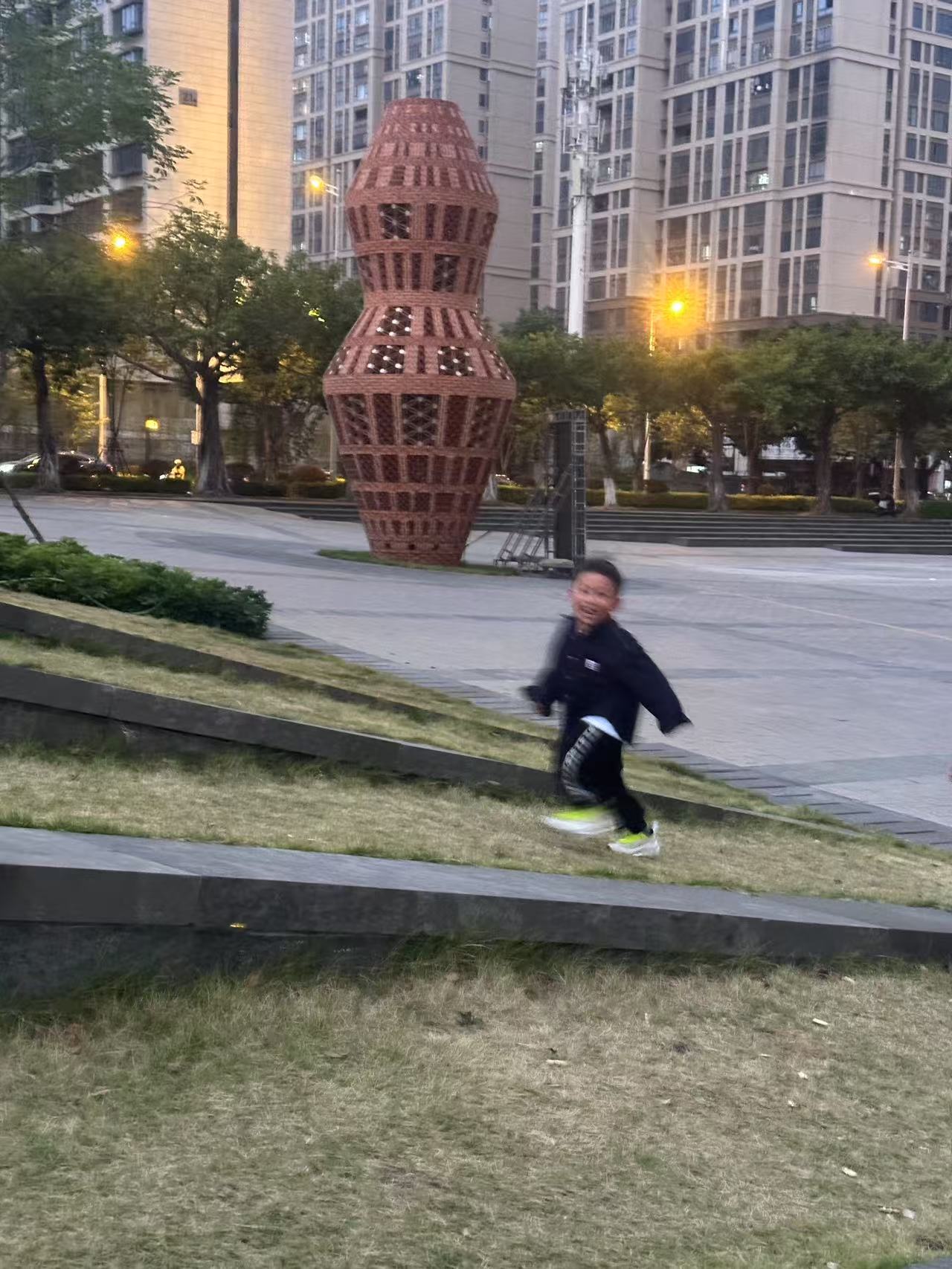 图片[9]-开学价‼️‼️‼️ 昂跑LOEWE X ON联名儿童松紧带运动鞋 尺码：28-37码 小众品牌昂跑系列🆕 罗意威潮牌联名，真的太心动了💓 独创的透气超轻大底，脚感超赞👍🏻 松紧带设计，穿脱超方便✌🏻-选品中心