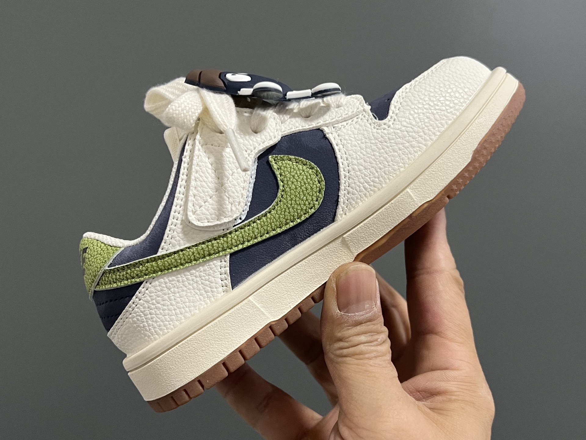 图片[7]-S比低帮联名卡通魔术贴儿童篮球鞋 尺码：26-37码 经典S比低帮款式🆕 可爱的卡通挂件 👍🏻 魔术贴设计，穿脱方便✌🏻-选品中心