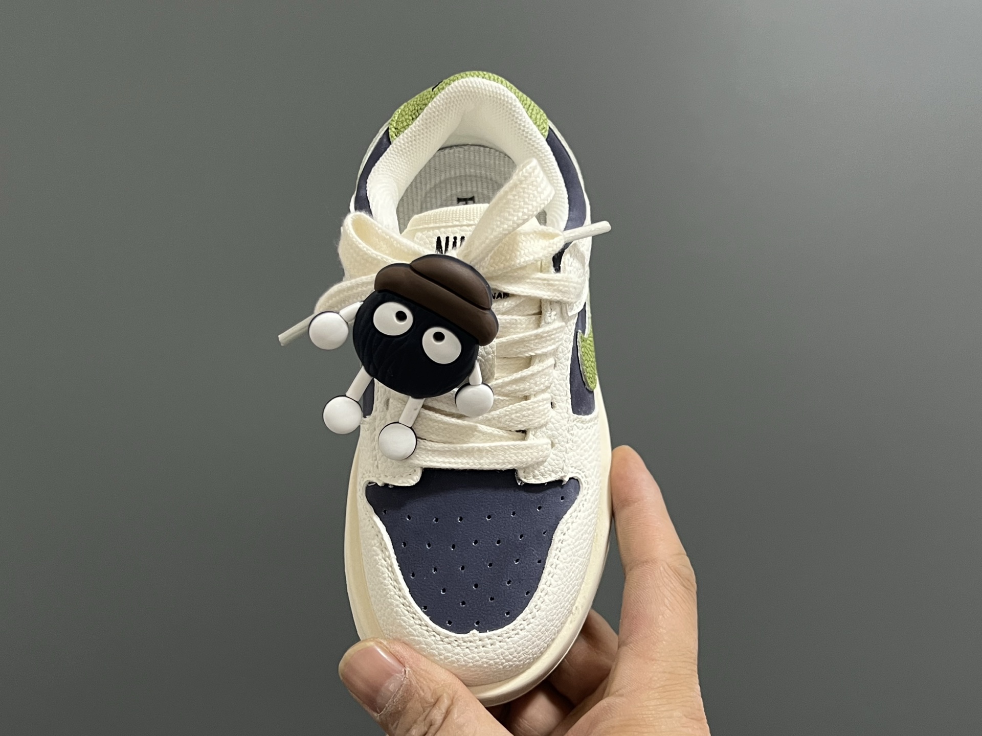 图片[6]-S比低帮联名卡通魔术贴儿童篮球鞋 尺码：26-37码 经典S比低帮款式🆕 可爱的卡通挂件 👍🏻 魔术贴设计，穿脱方便✌🏻-选品中心