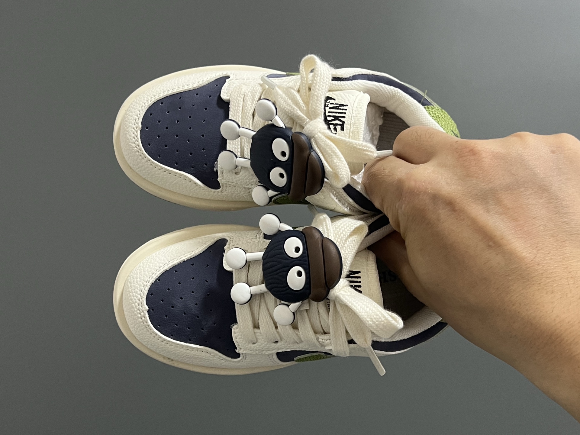 S比低帮联名卡通魔术贴儿童篮球鞋 尺码：26-37码 经典S比低帮款式🆕 可爱的卡通挂件 👍🏻 魔术贴设计，穿脱方便✌🏻-选品中心