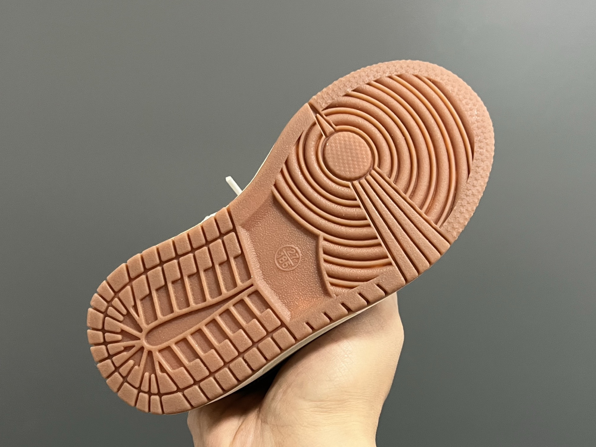 图片[8]-S比低帮联名卡通魔术贴儿童篮球鞋 尺码：26-37码 经典S比低帮款式🆕 可爱的卡通挂件 👍🏻 魔术贴设计，穿脱方便✌🏻-选品中心