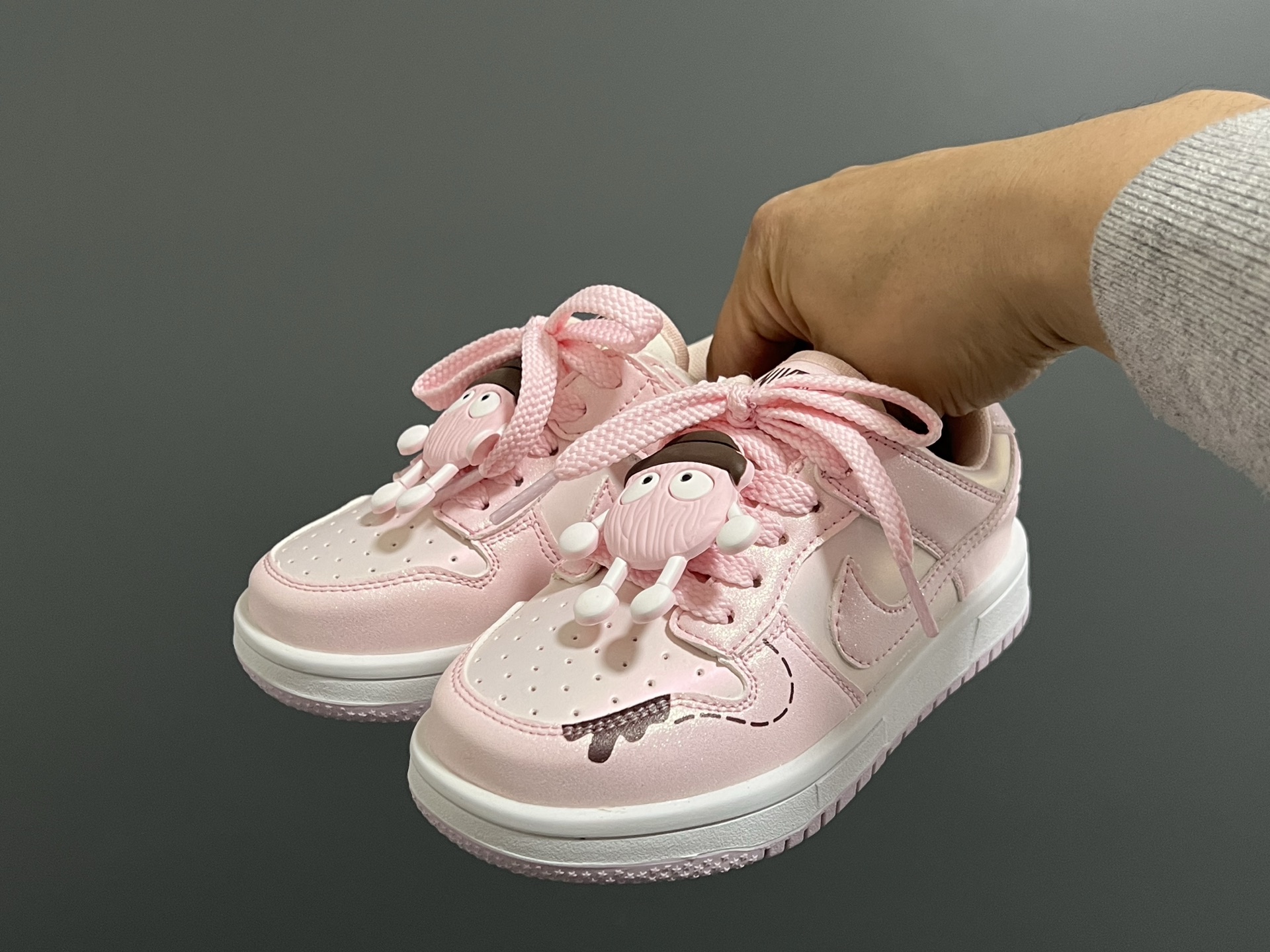 图片[2]-S比低帮联名卡通魔术贴儿童篮球鞋 尺码：26-37码 经典S比低帮款式🆕 可爱的卡通挂件 👍🏻 魔术贴设计，穿脱方便✌🏻-选品中心