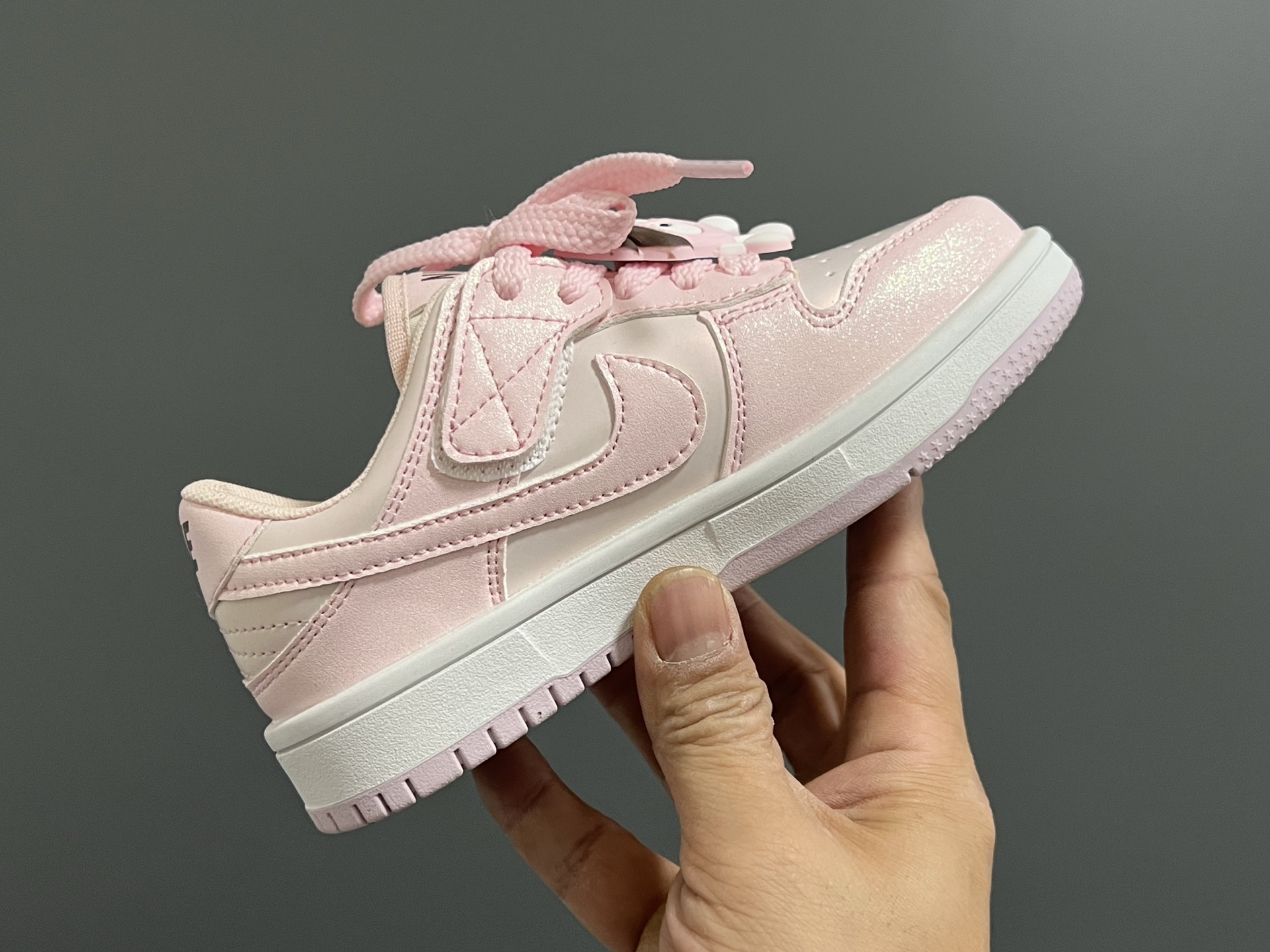 图片[6]-S比低帮联名卡通魔术贴儿童篮球鞋 尺码：26-37码 经典S比低帮款式🆕 可爱的卡通挂件 👍🏻 魔术贴设计，穿脱方便✌🏻-选品中心