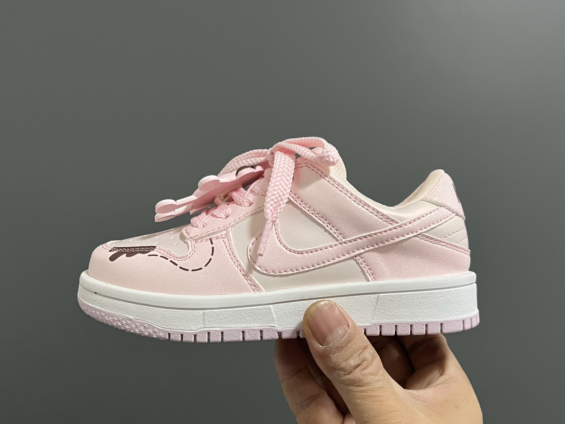 图片[4]-S比低帮联名卡通魔术贴儿童篮球鞋 尺码：26-37码 经典S比低帮款式🆕 可爱的卡通挂件 👍🏻 魔术贴设计，穿脱方便✌🏻-选品中心