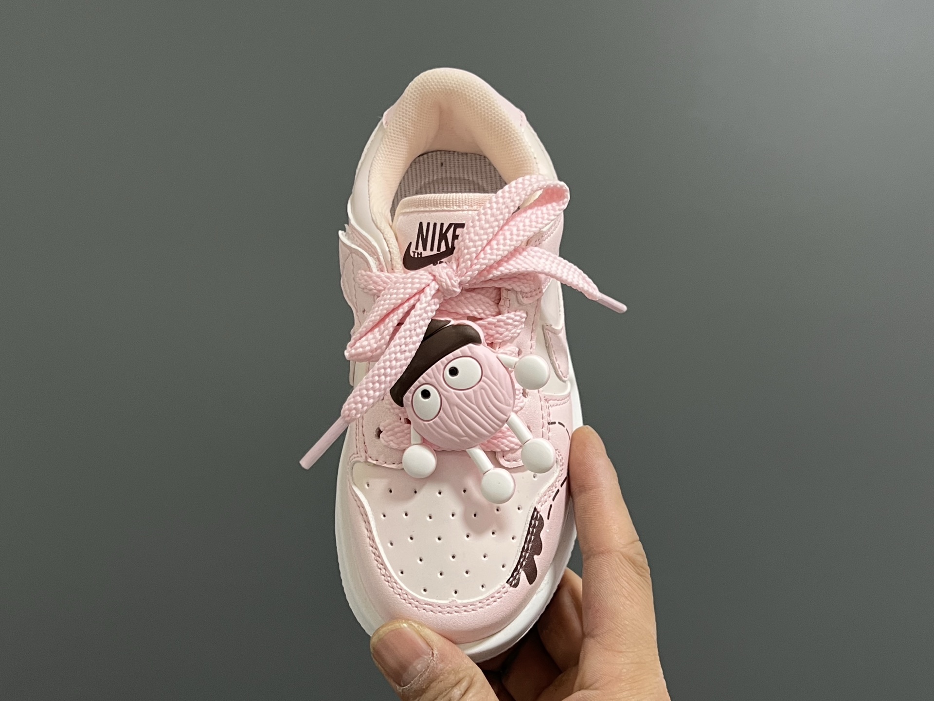 图片[8]-S比低帮联名卡通魔术贴儿童篮球鞋 尺码：26-37码 经典S比低帮款式🆕 可爱的卡通挂件 👍🏻 魔术贴设计，穿脱方便✌🏻-选品中心