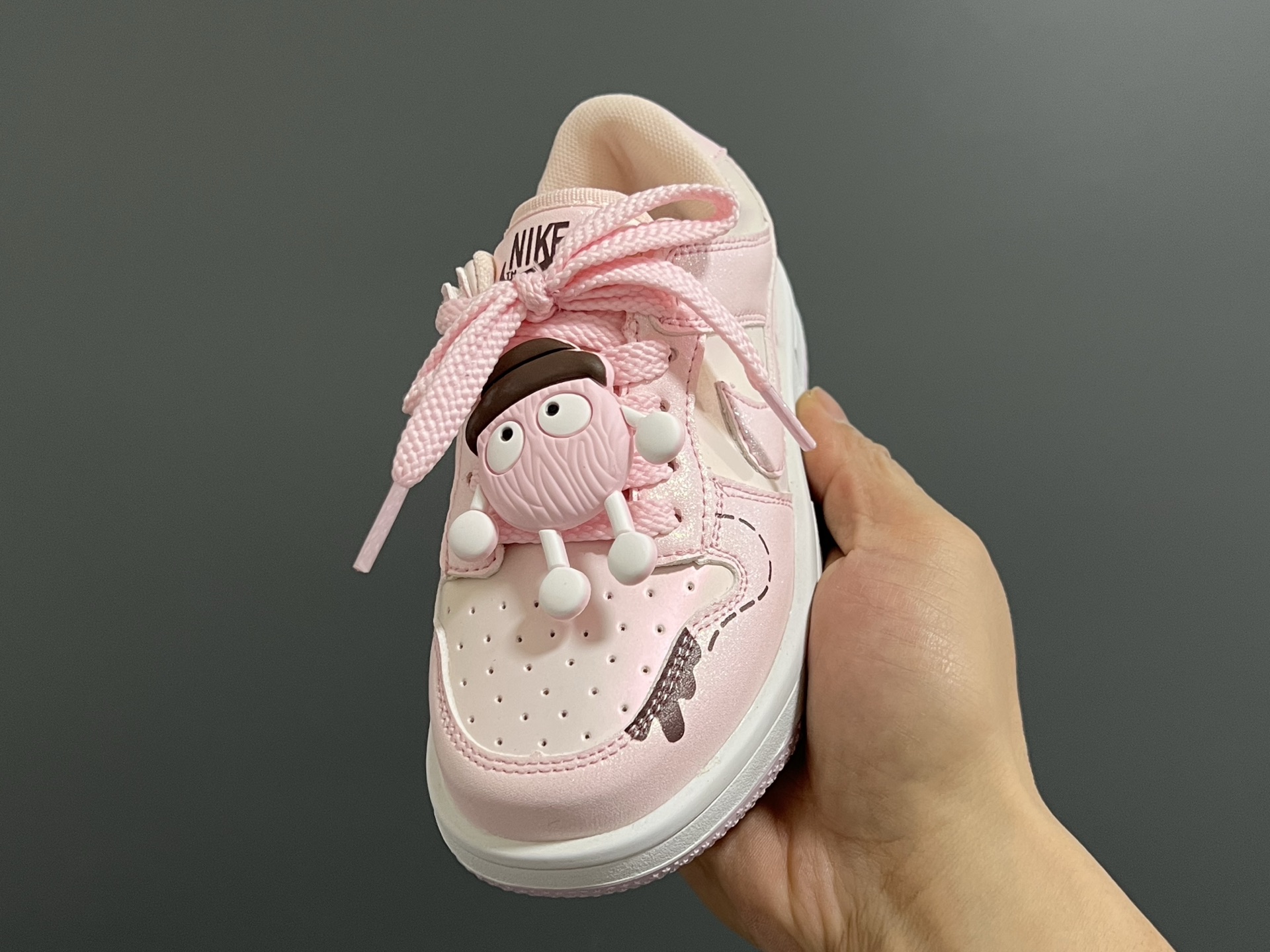 图片[3]-S比低帮联名卡通魔术贴儿童篮球鞋 尺码：26-37码 经典S比低帮款式🆕 可爱的卡通挂件 👍🏻 魔术贴设计，穿脱方便✌🏻-选品中心