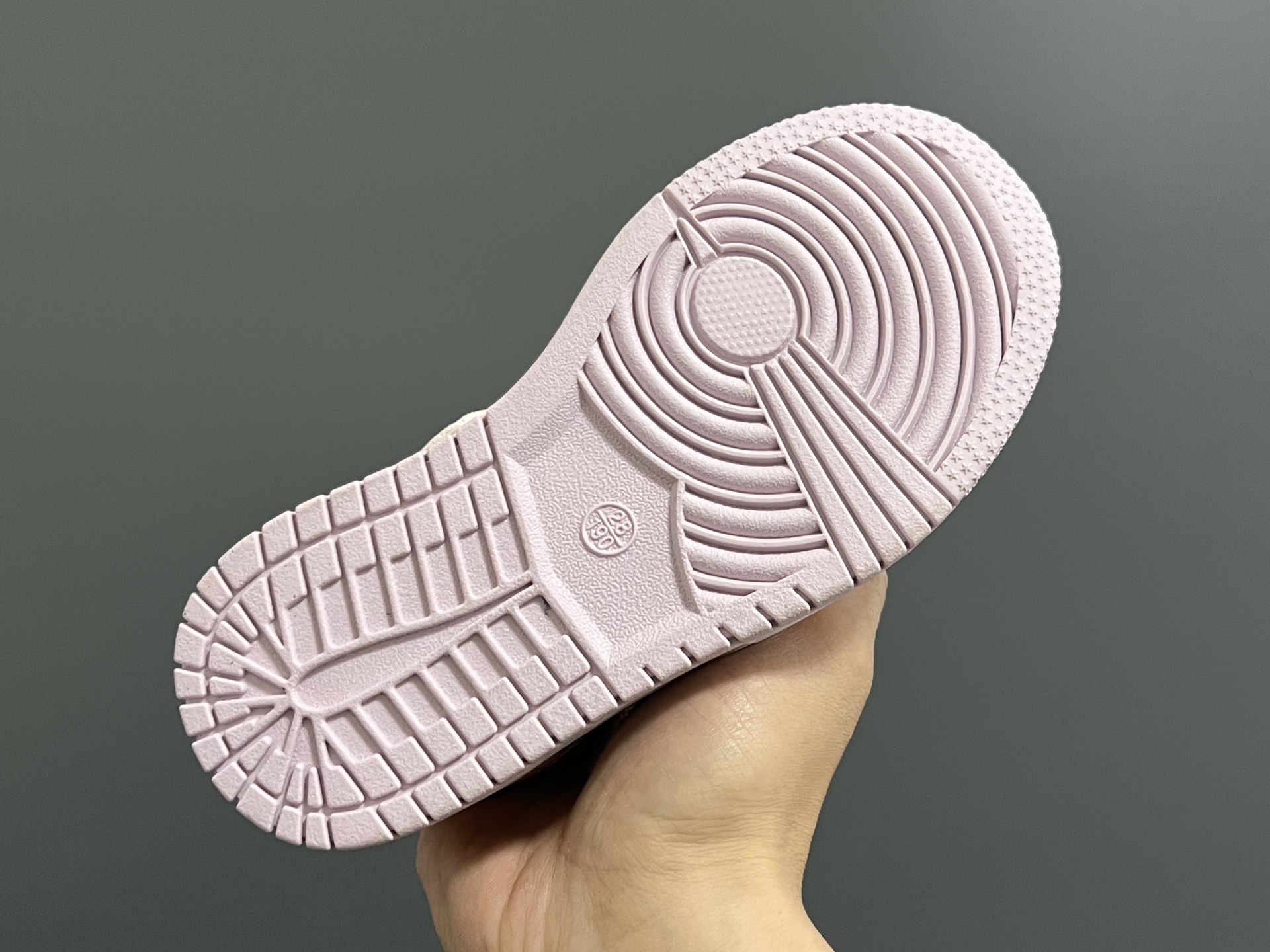 图片[5]-S比低帮联名卡通魔术贴儿童篮球鞋 尺码：26-37码 经典S比低帮款式🆕 可爱的卡通挂件 👍🏻 魔术贴设计，穿脱方便✌🏻-选品中心