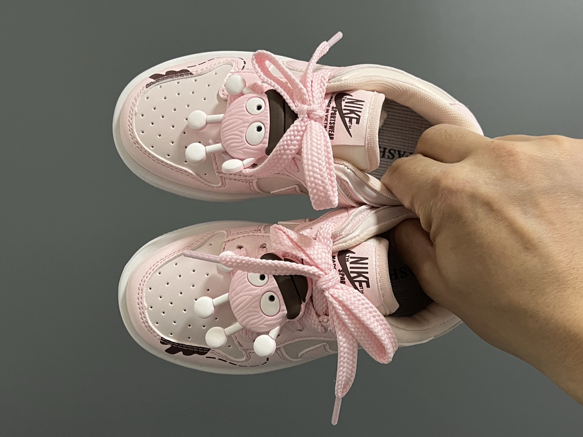 S比低帮联名卡通魔术贴儿童篮球鞋 尺码：26-37码 经典S比低帮款式🆕 可爱的卡通挂件 👍🏻 魔术贴设计，穿脱方便✌🏻-选品中心