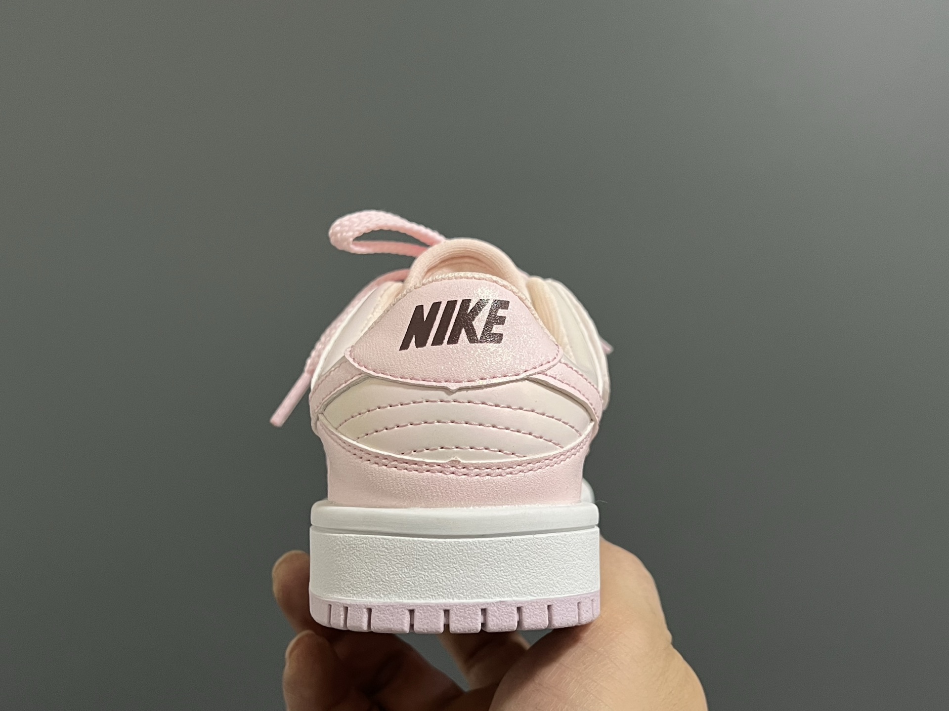 图片[7]-S比低帮联名卡通魔术贴儿童篮球鞋 尺码：26-37码 经典S比低帮款式🆕 可爱的卡通挂件 👍🏻 魔术贴设计，穿脱方便✌🏻-选品中心